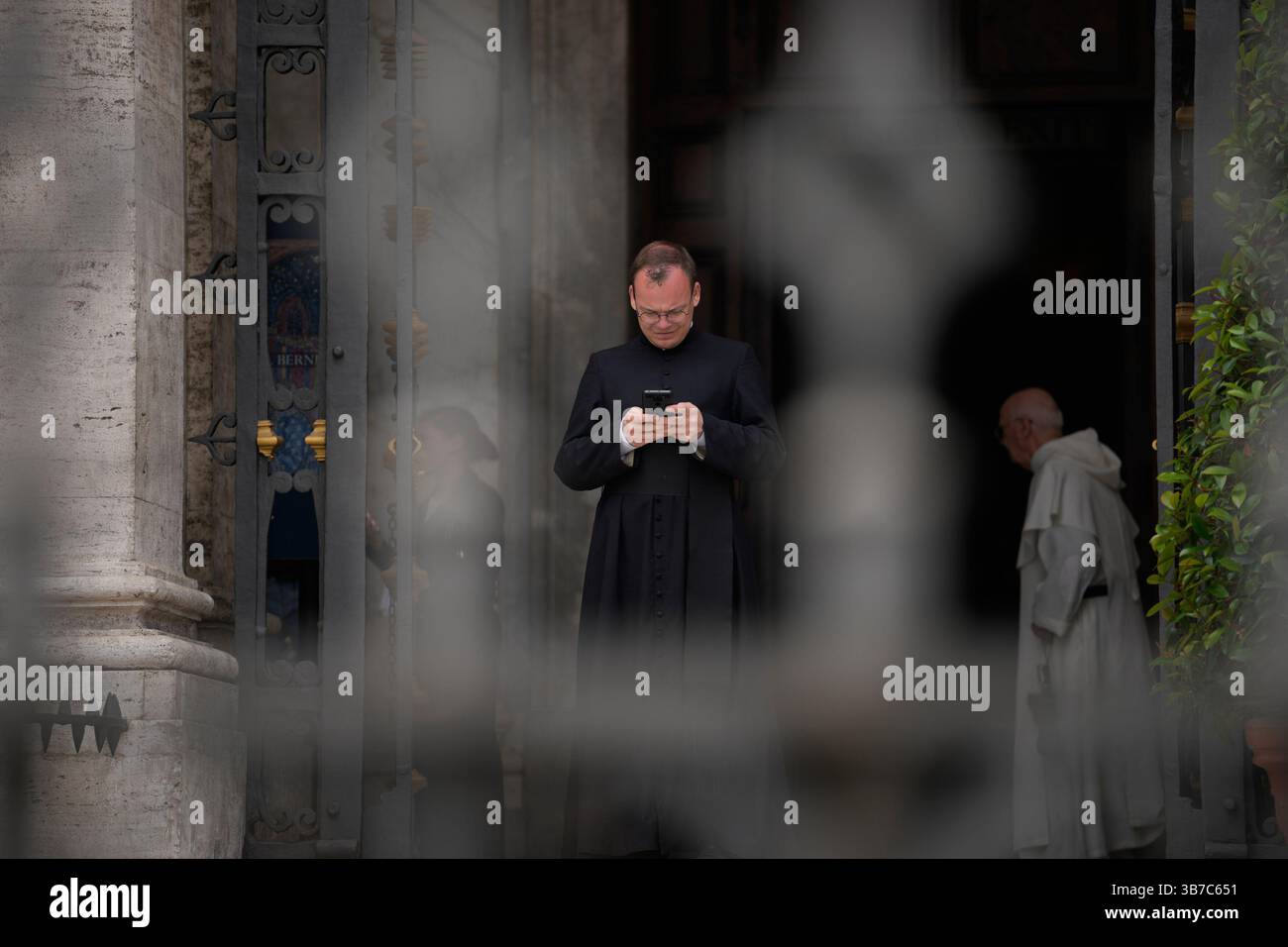 Roma, Italia. 27 aprile 2025. Un membro del clero viene visto con un cellulare vicino alla Basilica di Santa Maria maggiore in questa foto scattata il 27 aprile 205 a Roma, Italia. Il Vaticano ha annunciato oggi di sospendere tutti i servizi di telefonia mobile in Vaticano il giorno del Conclave del 7 maggio. La disattivazione non avrà effetto sui segnali mobili su Piazza San Pietro, ha detto il Vaticano. (Foto di Jaap Arriens/Sipa USA) credito: SIPA USA/Alamy Live News Foto Stock