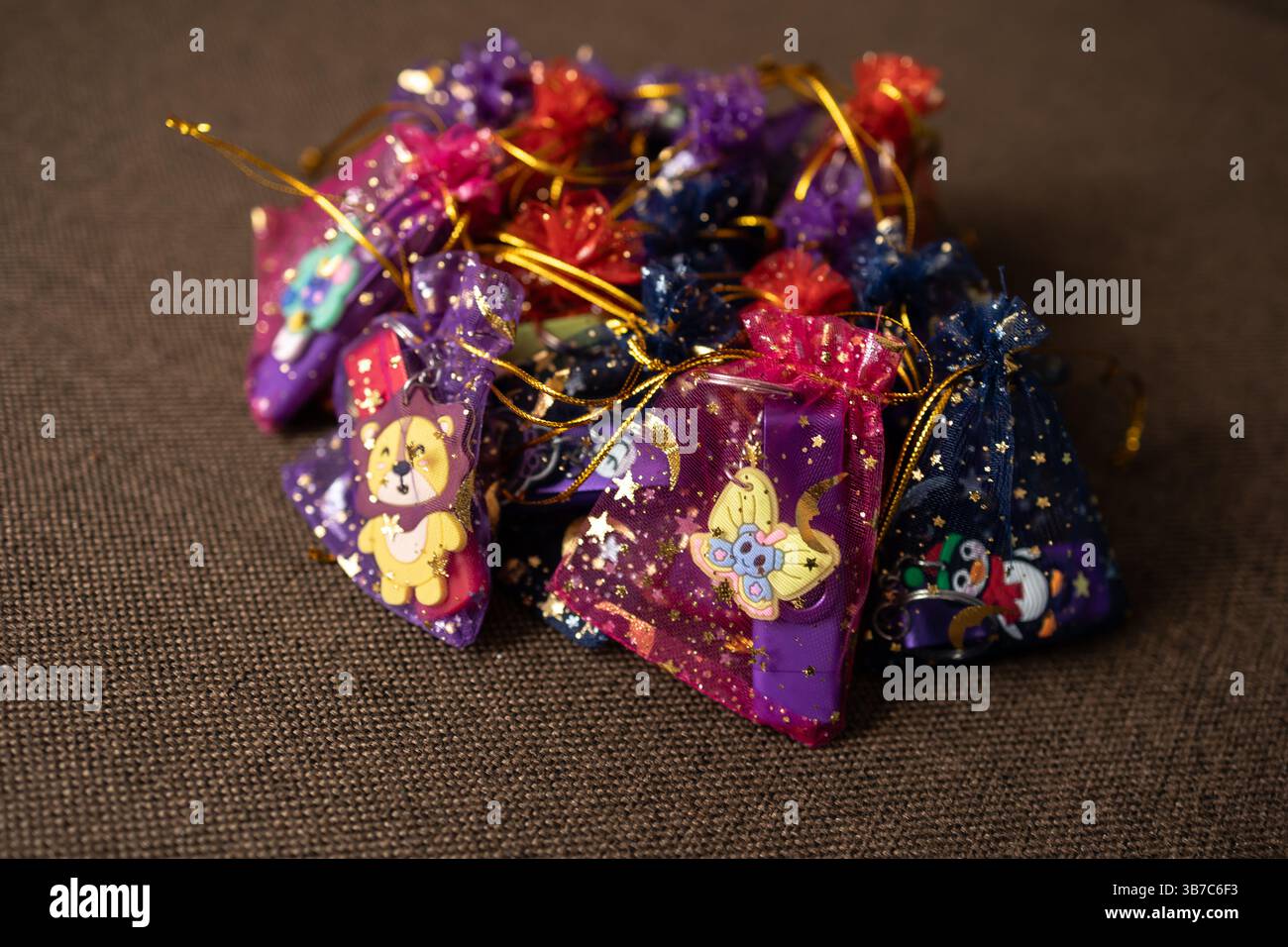 Borse colorate con bastoncini e portachiavi per bambini. Regali. Foto Stock
