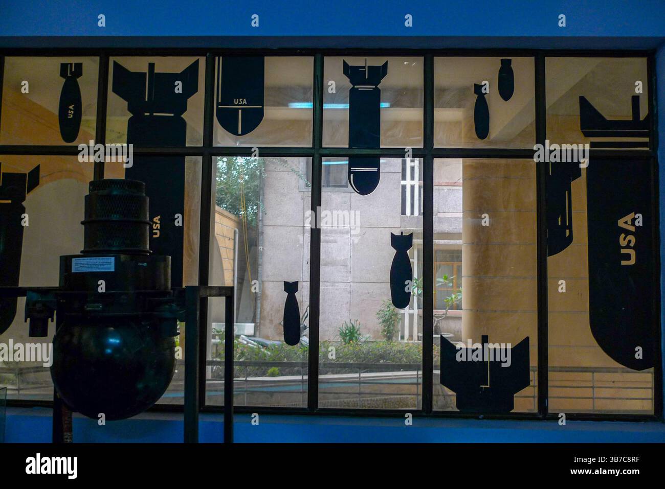 Questa mostra mette in evidenza l'incessante campagna di bombardamento aereo che ha come obiettivo il sentiero ho chi Minh. Foto Stock