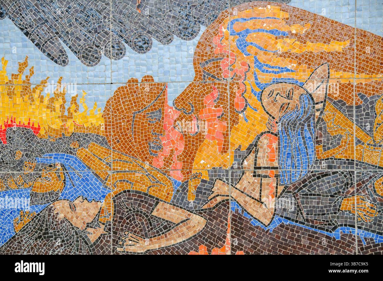 Questo mosaico a My Lai, in Vietnam, raffigura una scena di distruzione e disperazione. Sopra, un'arma si infila, mentre sotto, le figure giacciono incline tra le fiamme e c Foto Stock