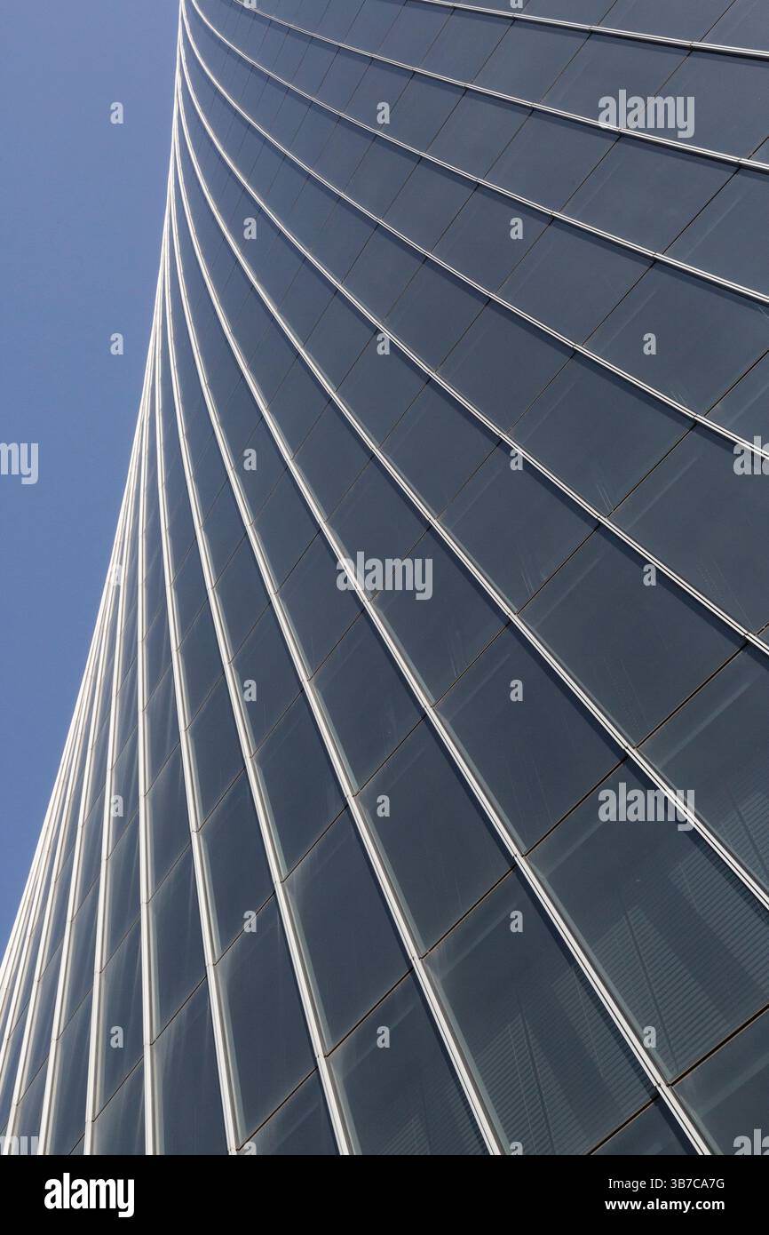 Facciata in vetro curvo della Torre generali di Zaha Hadid Architects, quartiere CityLife, Milano, Italia - dettaglio architettonico. Foto Stock