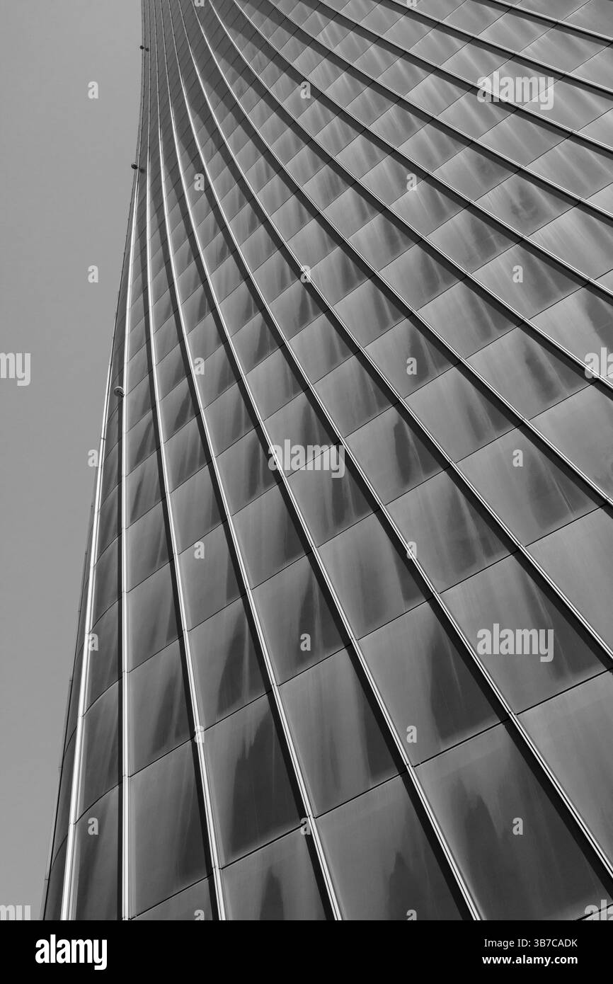 Facciata in vetro curvo della Torre generali di Zaha Hadid Architects, quartiere CityLife, Milano, Italia - dettaglio architettonico bianco e nero. Foto Stock