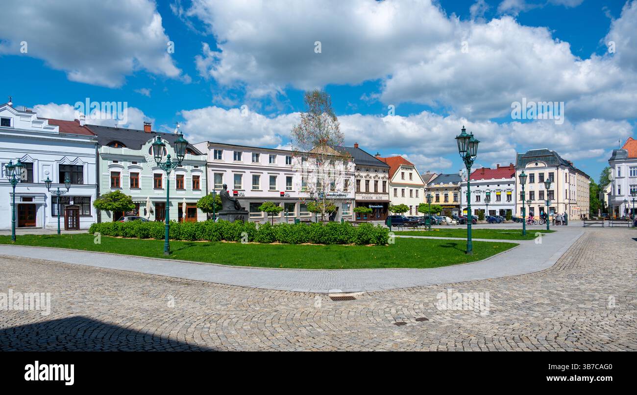 Karvina, Repubblica Ceca - 25.4,2025: Albero di Pasqua decorato con nastri colorati sulla piazza principale di Karvina, Repubblica Ceca. Celebra dei rami di betulla Foto Stock