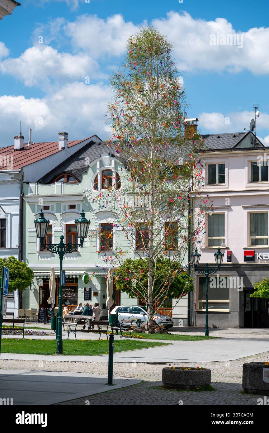 Karvina, Repubblica Ceca - 25.4,2025: Albero di Pasqua decorato con nastri colorati sulla piazza principale di Karvina, Repubblica Ceca. Celebra dei rami di betulla Foto Stock
