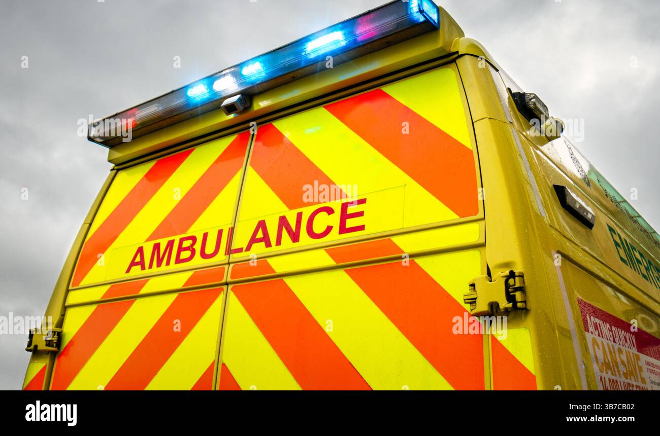 Ambulanze - servizi di emergenza veicoli ambulanza in standby. Il trasporto medicalmente attrezzato trasferisce i pazienti con paramedici in un ospedale locale. Foto Stock