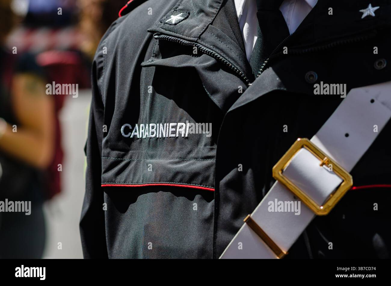 un carabiniere in uniforme che rappresenta tradizione e autorità, la forte presenza sul territorio cittadino, porta una percezione di sicurezza e protezione Foto Stock