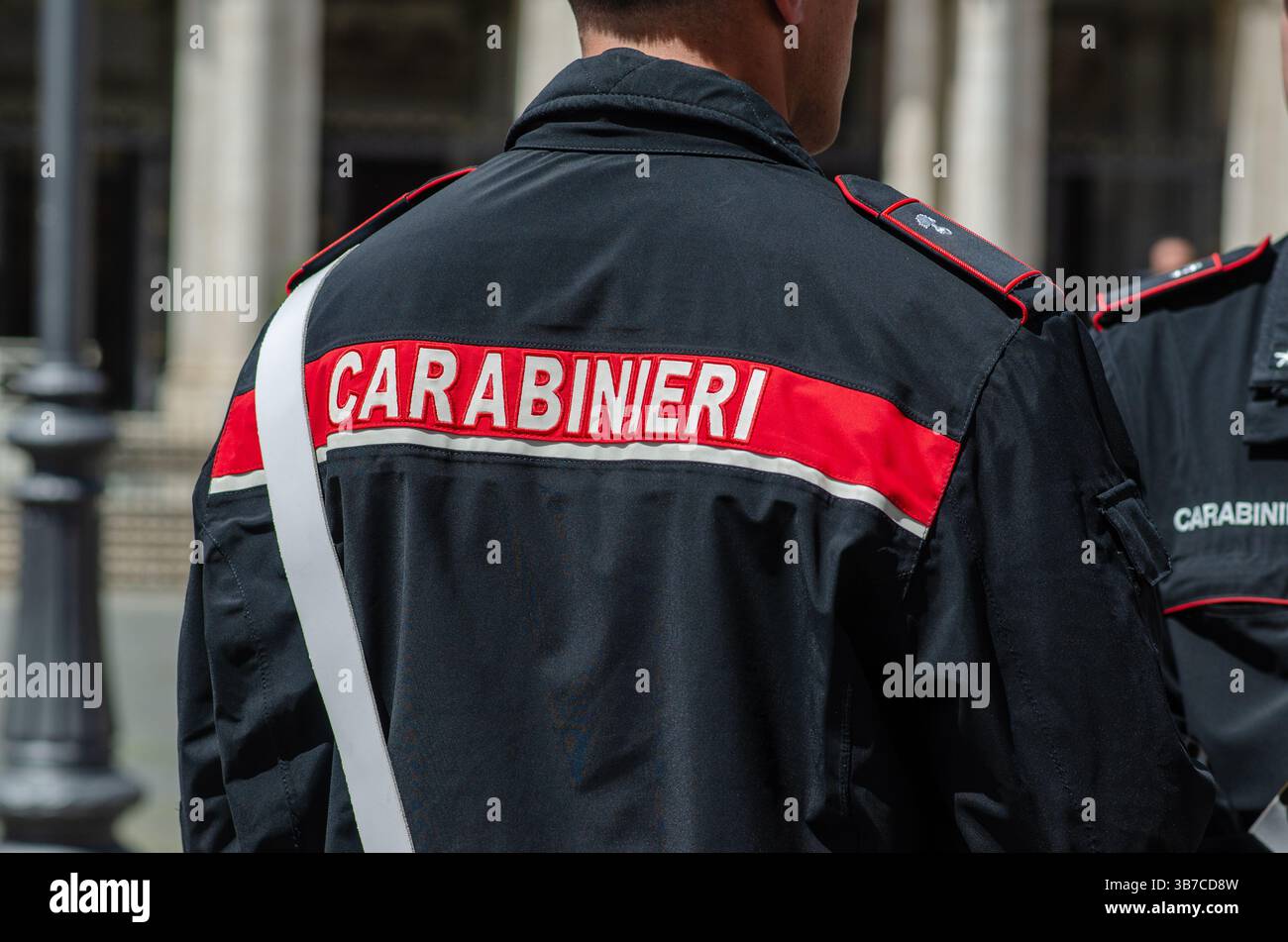 un carabiniere in uniforme che rappresenta tradizione e autorità, la forte presenza sul territorio cittadino, porta una percezione di sicurezza e protezione Foto Stock