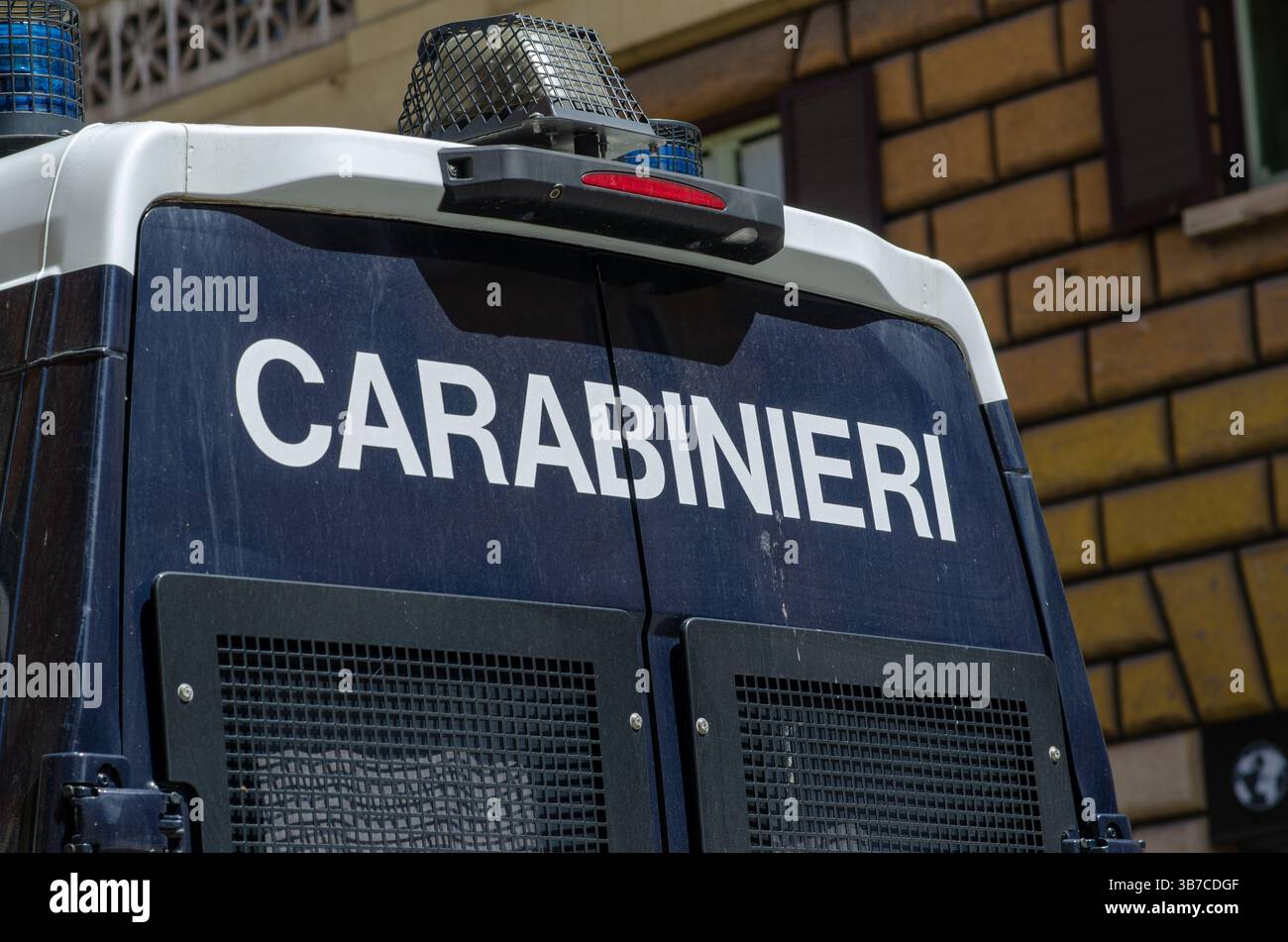 Carabinieri, un robusto mezzo di trasporto dotato di protezione antisommossa, pronto ad intervenire in situazioni critiche, emergenze e pattugliamento italiano Foto Stock