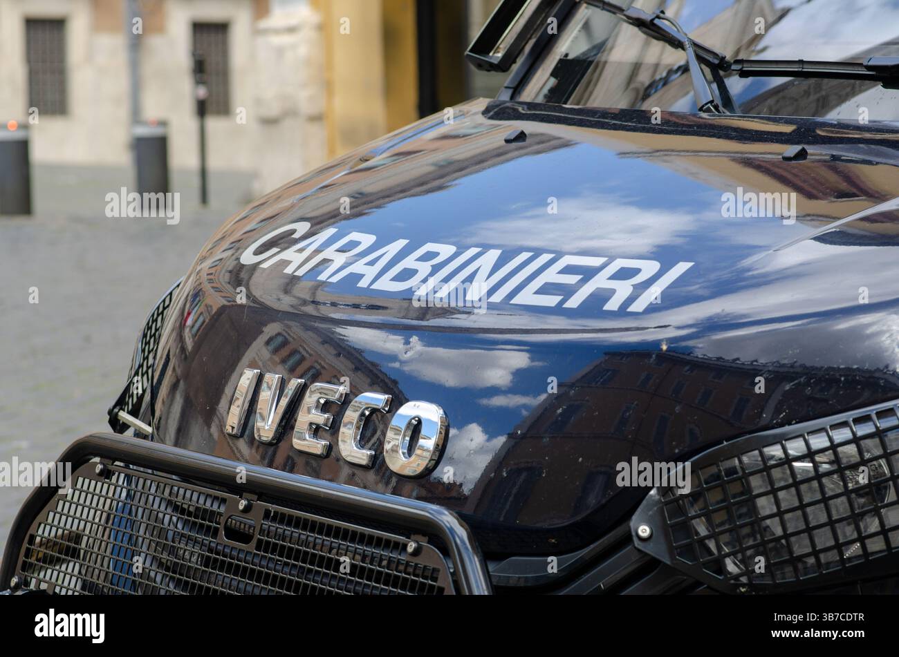 Carabinieri, un robusto mezzo di trasporto dotato di protezione antisommossa, pronto ad intervenire in situazioni critiche, emergenze e pattugliamento italiano Foto Stock