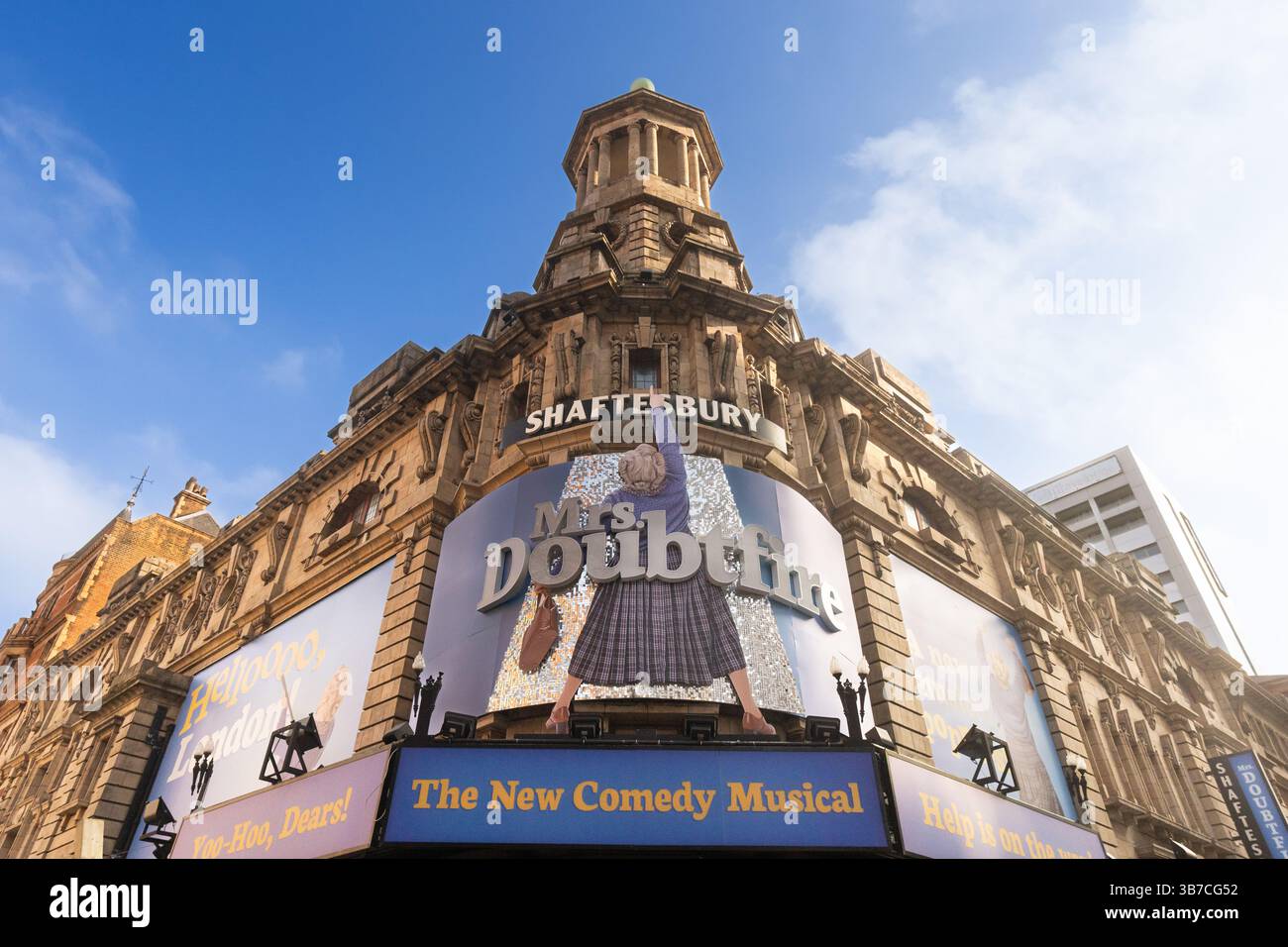 Musical "Mrs. Doubtfire" allo Shaftesbury Theatre nel West End di Londra. Lo spettacolo è un nuovo musical comico. Foto Stock