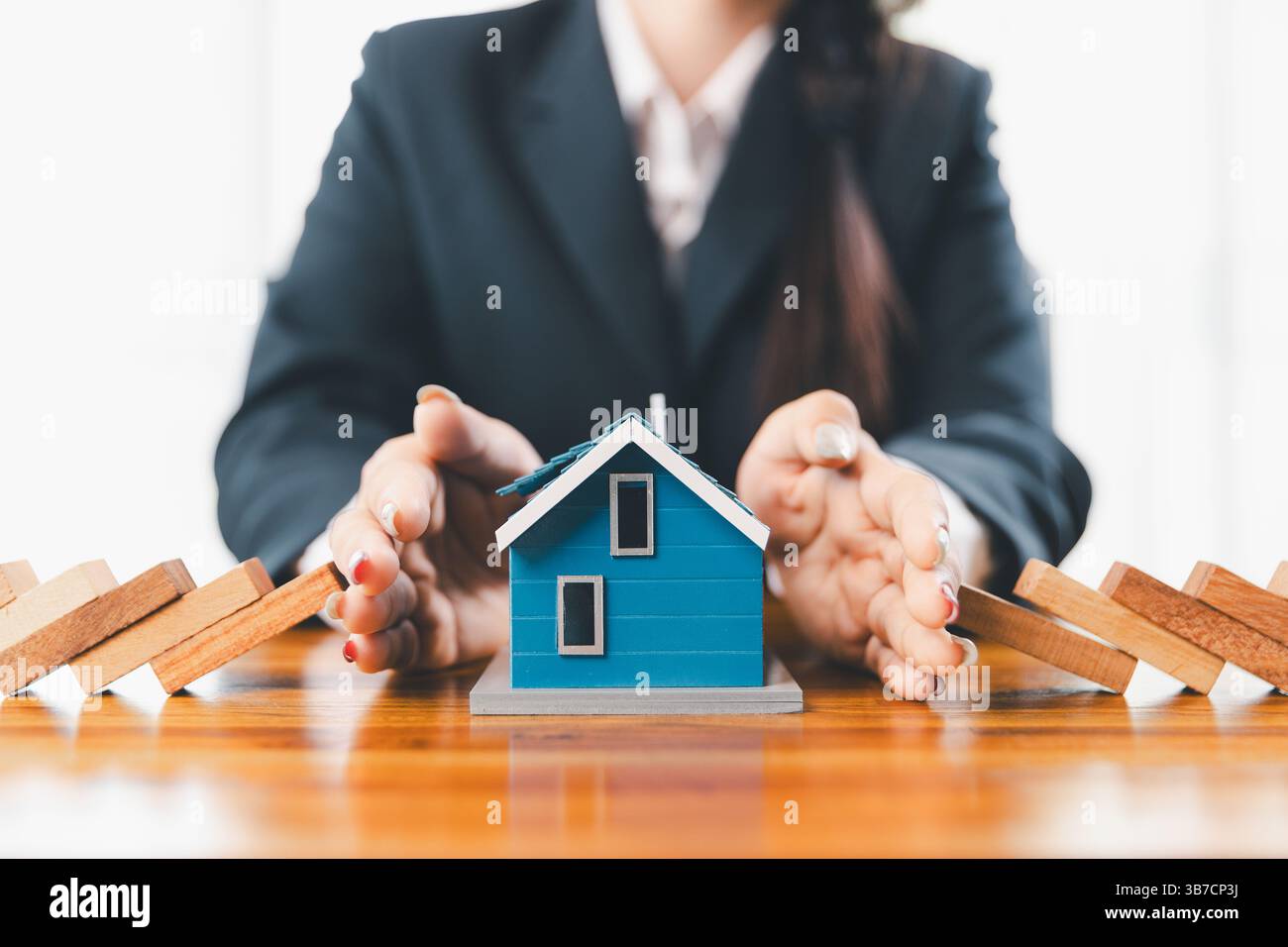 Concetto di assicurazione e sicurezza domestica. Assicurazione immobiliare. Rischio di sfida catena Domino. gestione del rischio assicurativo, sicurezza immobiliare, finanziario Foto Stock