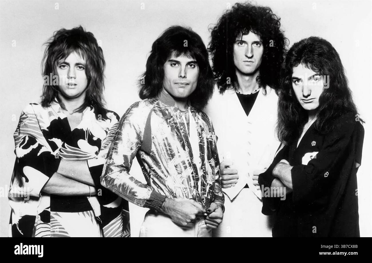 Gruppo musicale Queen, in una foto promozionale del 1975 per il loro album A Night at the Opera. La foto è stata pubblicata dalla loro etichetta americana Elektra Records USA Foto Stock