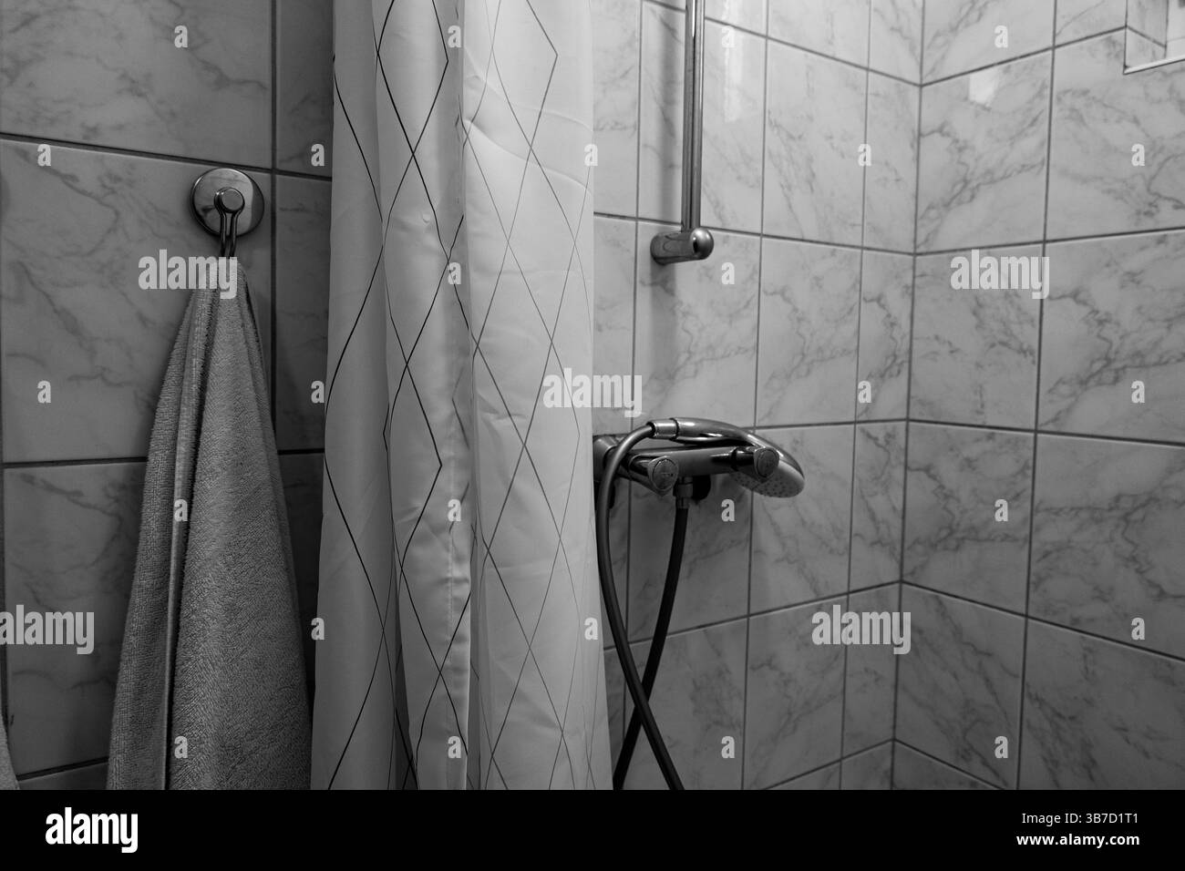 Spazio interno moderno e pulito, con una sala ben illuminata e elementi di design funzionali. L'immagine mostra un corridoio minimalista e un'area bagno Foto Stock