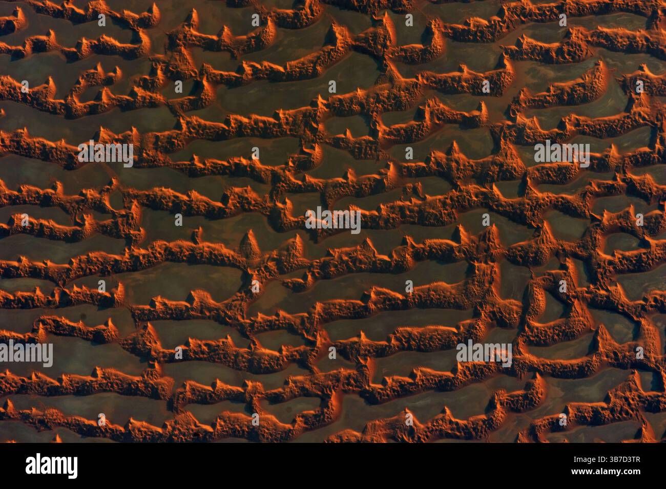 Modelli di superficie della terra visti dallo spazio. Dune di sabbia nel deserto. Foto Stock