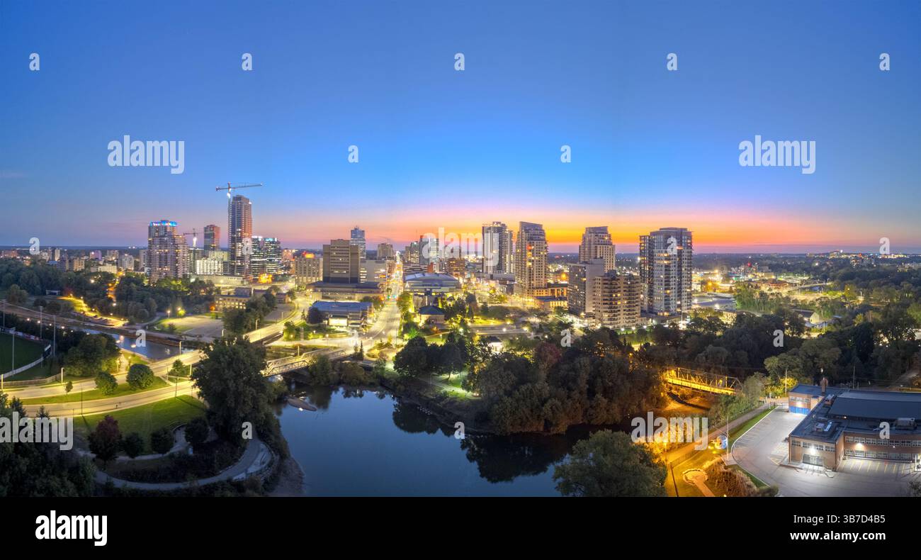 London, Ontario, Canada, skyline del centro cittadino sul Tamigi all'ora blu. Foto Stock