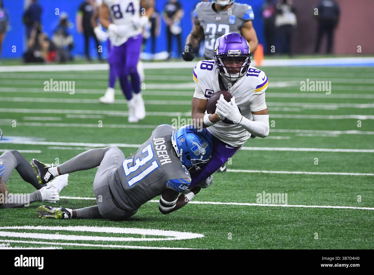 DETROIT, mi - GENNAIO 07: La sicurezza dei Detroit Lions (31) Kerby Joseph affronta il wide receiver dei Minnesota Vikings (18) Justin Jefferson durante la partita tra Minnesota Vikings e Detroit Lions il 7 gennaio 2024 al Ford Field di Detroit, mi (foto di Allan Dranberg/CSM) (Credit Image: © Allan Dranberg/CSM via ZUMA Press Wire) Foto Stock