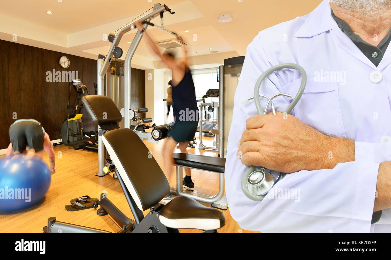 Medico con stetoscopio sullo sfondo della sala fitness. concetto di fitness sano per le persone Foto Stock