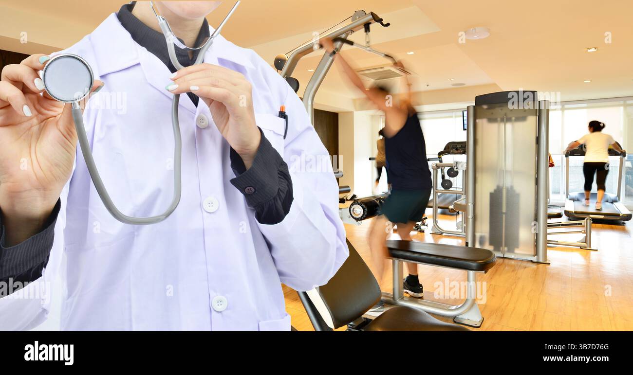 Medico con stetoscopio sullo sfondo della sala fitness. concetto di fitness sano per le persone Foto Stock