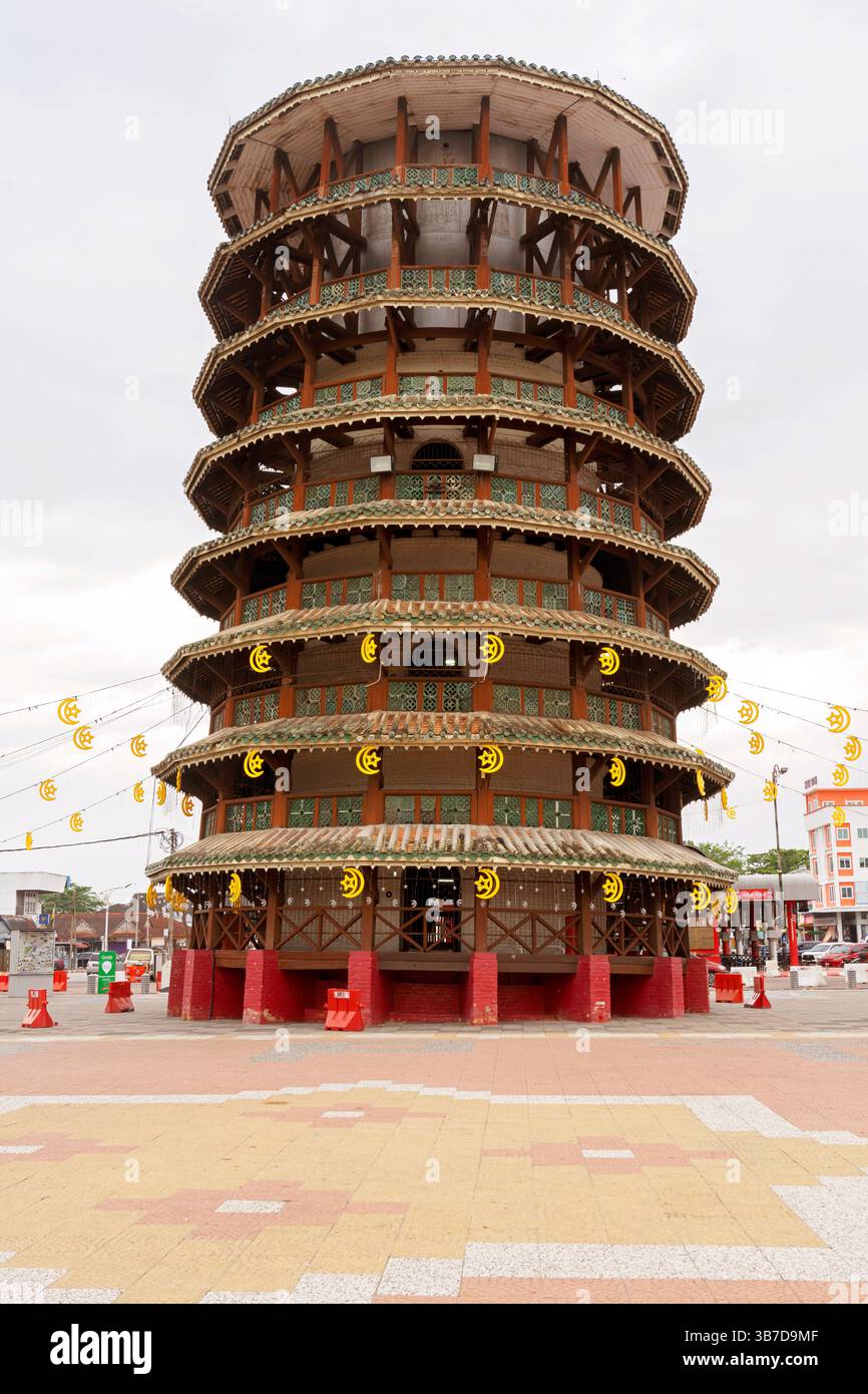 La Torre Pendente di Teluk Intan è una torre dell'orologio pendente alta 25 metri nel distretto di Hilir Perak, Perak, Malesia peninsulare. La torre si inclina perché è morbida Foto Stock