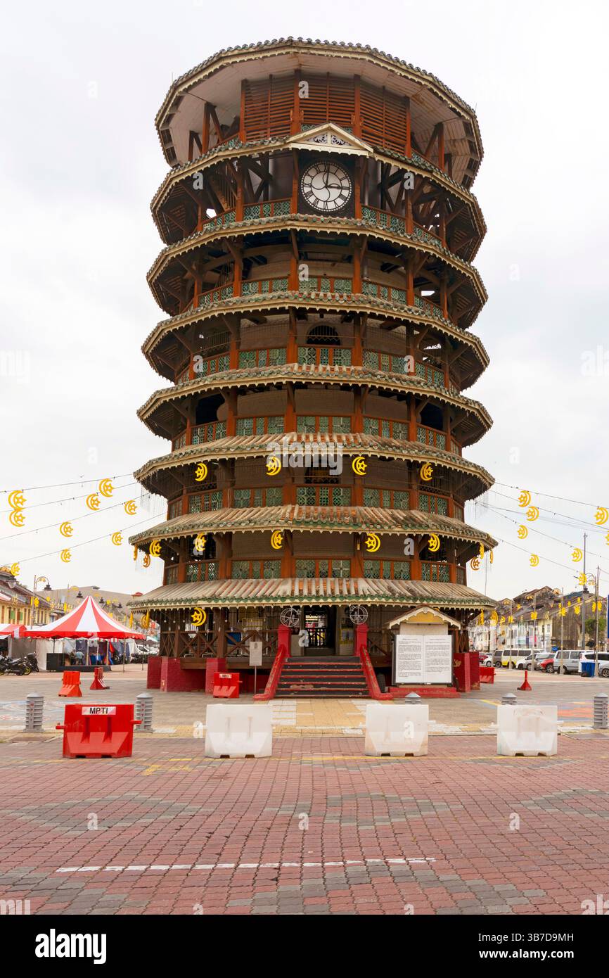La Torre Pendente di Teluk Intan è una torre dell'orologio pendente alta 25 metri nel distretto di Hilir Perak, Perak, Malesia peninsulare. La torre si inclina perché è morbida Foto Stock