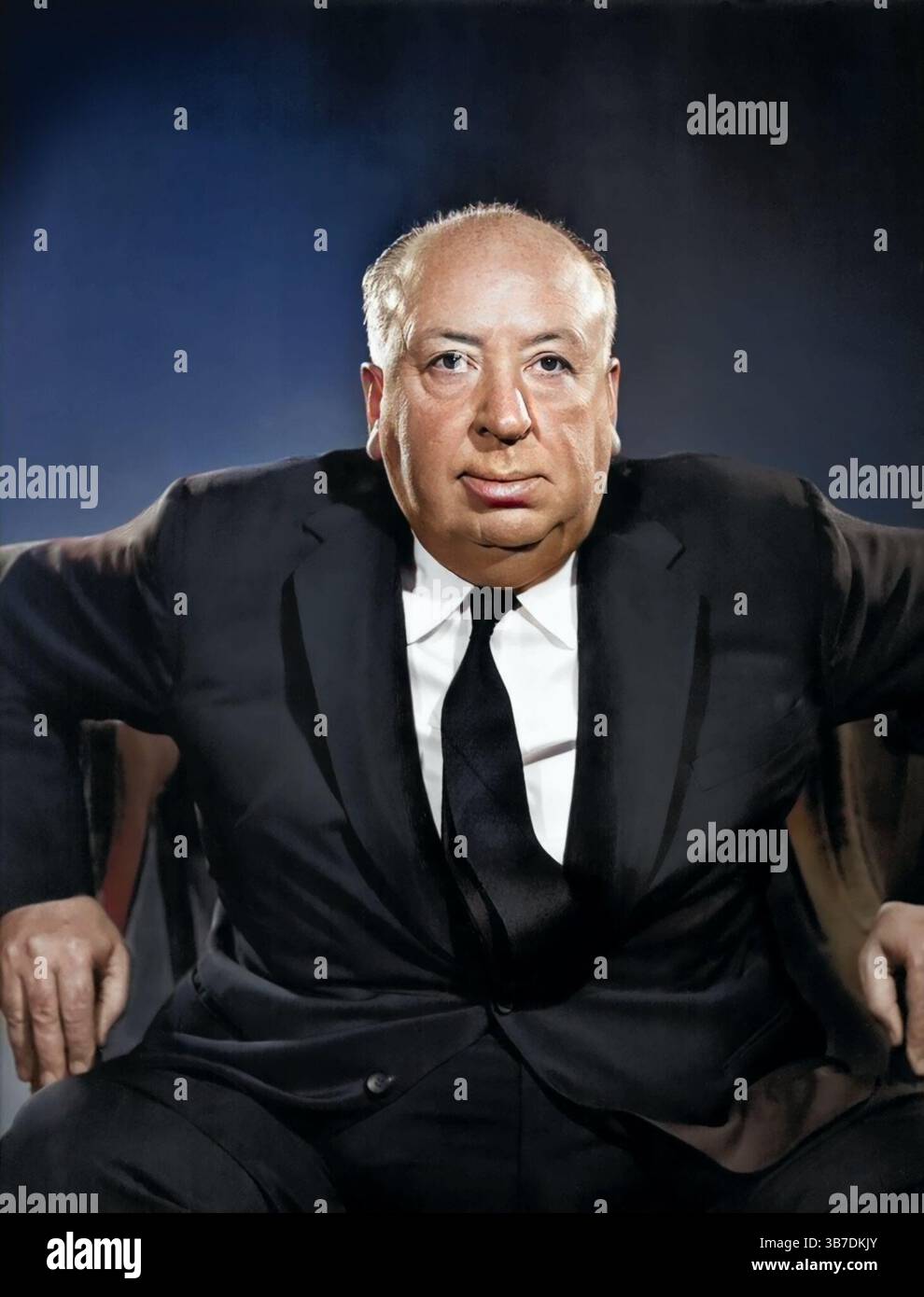 Regista Alfred Hitchcock, Seated - Fotografia pubblicitaria per lunotto, 1954 – Colorized Foto Stock