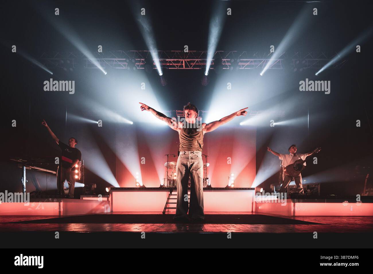 ITALIA, VENARIA, 4 MAGGIO 2025: Il cantautore italiano Olly (vero nome Federico Olivieri), vincitore dell'ultimo festival di Sanremo 2025, esibendosi dal vivo sul palco del Teatro Concordia (Venaria) per il suo primo tour italiano. Foto Stock