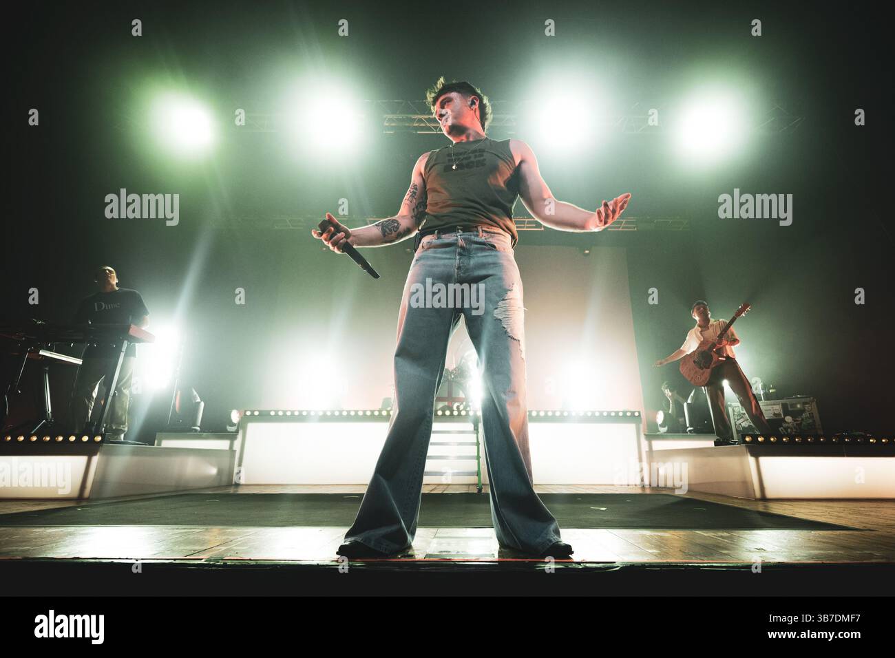 ITALIA, VENARIA, 4 MAGGIO 2025: Il cantautore italiano Olly (vero nome Federico Olivieri), vincitore dell'ultimo festival di Sanremo 2025, esibendosi dal vivo sul palco del Teatro Concordia (Venaria) per il suo primo tour italiano. Foto Stock