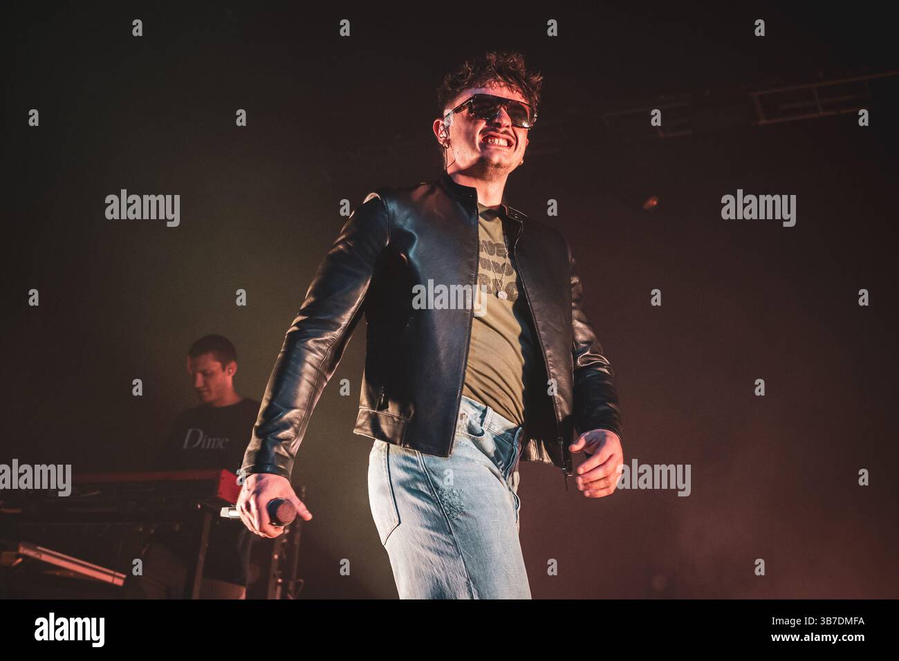 ITALIA, VENARIA, 4 MAGGIO 2025: Il cantautore italiano Olly (vero nome Federico Olivieri), vincitore dell'ultimo festival di Sanremo 2025, esibendosi dal vivo sul palco del Teatro Concordia (Venaria) per il suo primo tour italiano. Foto Stock