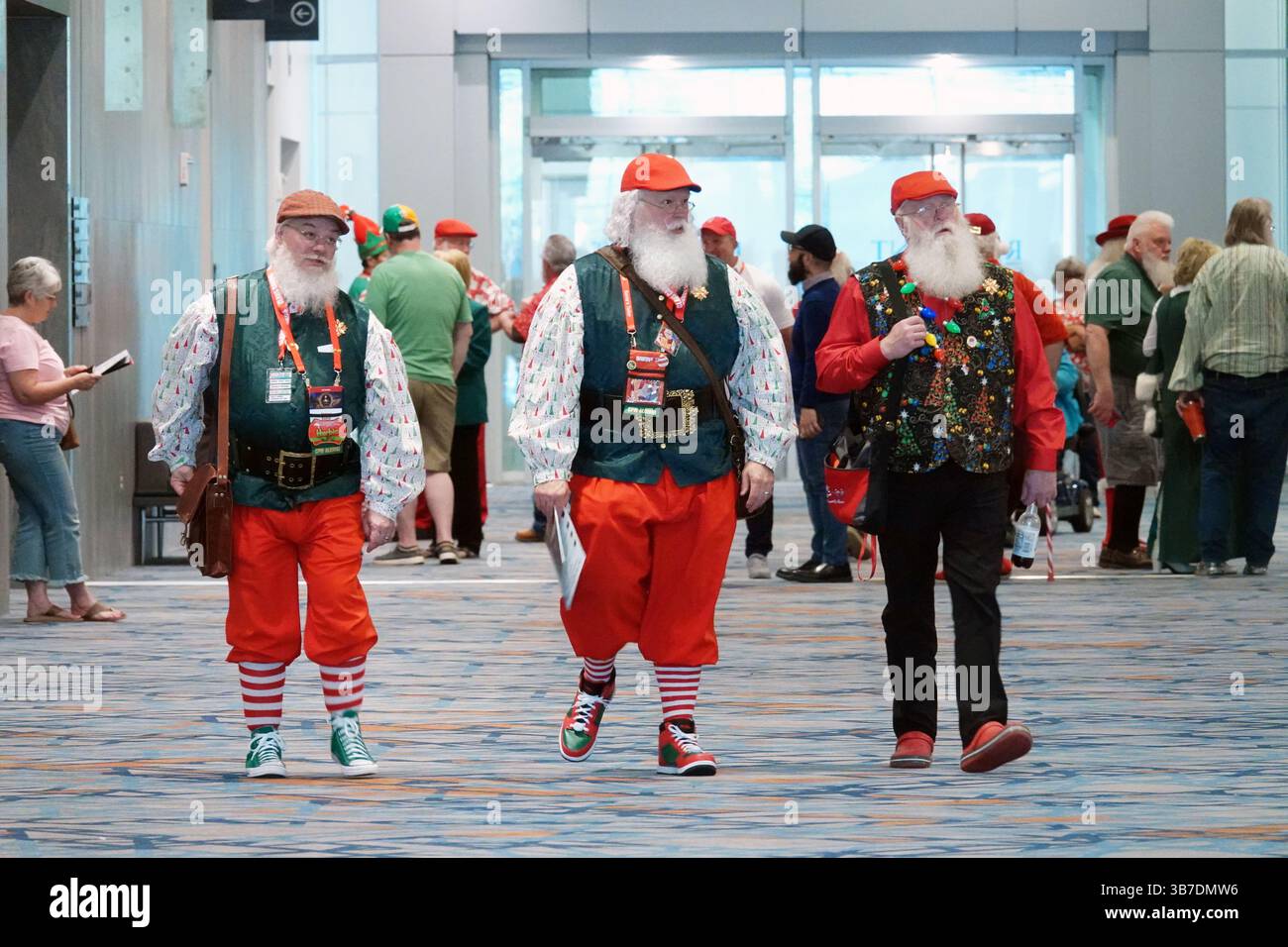 8 gennaio 2017, Memphis, Tennessee, Stati Uniti: Centinaia di Santas provenienti da tutti gli Stati Uniti sono scesi al Renasant Convention Center durante la International Brotherhood of Real Bearded Santas (IBRBS) International Santa Celebration (ISC) a Memphis, Tennessee, dal 25 al 28 aprile 2024. L'evento è stato pieno di workshop, conferenze, venditori, terminando con una sfilata nella storica Beale Street. (Immagine di credito: © Karen Focht/ZUMA Press Wire) Foto Stock