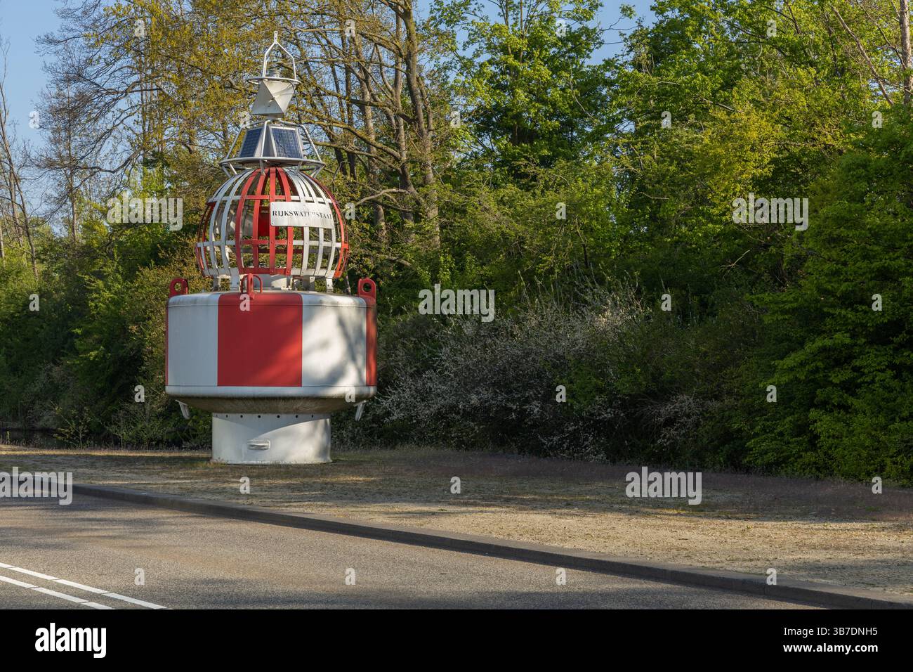 A red and white buoy with solar panels stands on land at Rijswaterstaat Utrecht, Netherlands, 12 April 2025. Foto Stock