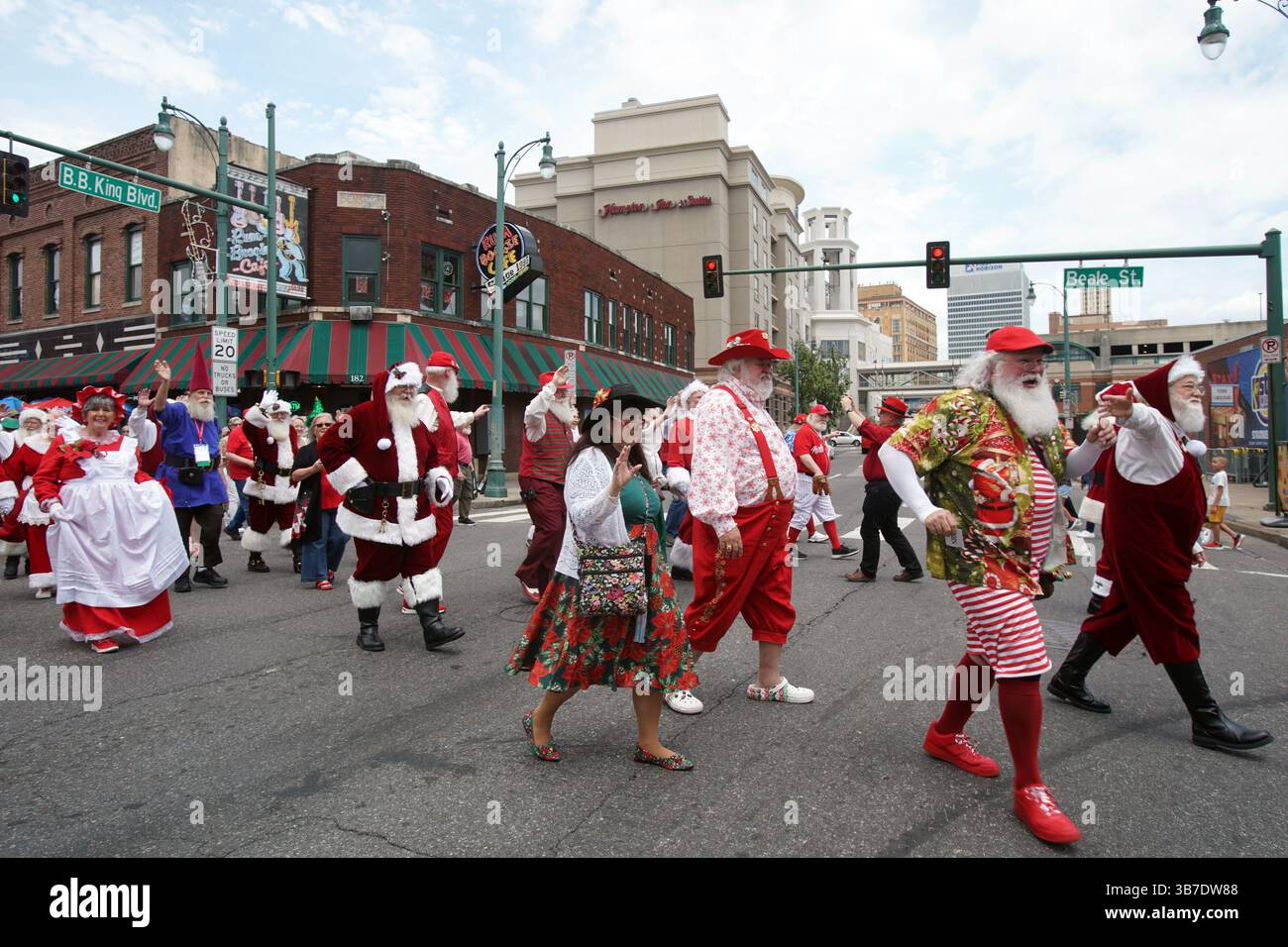 7 gennaio 2017, Memphis, Tennessee, Stati Uniti: Centinaia di Santas provenienti da tutti gli Stati Uniti sono scesi al Renasant Convention Center durante la International Brotherhood of Real Bearded Santas (IBRBS) International Santa Celebration (ISC) a Memphis, Tennessee, dal 25 al 28 aprile 2024. L'evento è stato pieno di workshop, conferenze, venditori, terminando con una sfilata nella storica Beale Street. (Immagine di credito: © Karen Focht/ZUMA Press Wire) Foto Stock