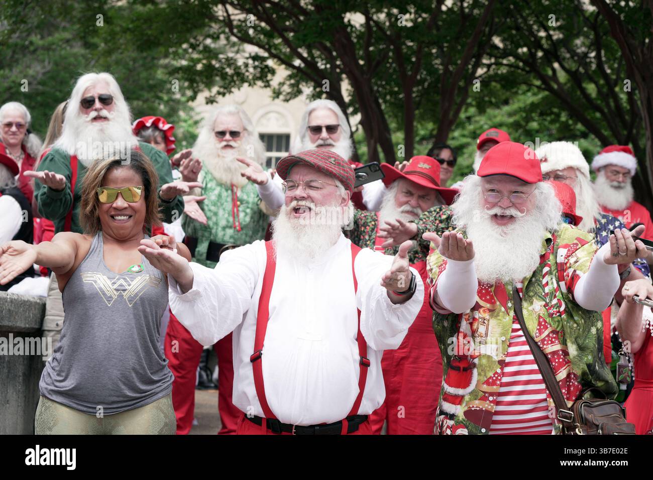 28 aprile 2024, Memphis, Tennessee, Stati Uniti: MICHAEL HERBIE BEURER conduce una danza mentre centinaia di santas provenienti da tutti gli Stati Uniti discendono al Renasant Convention Center durante la International Brotherhood of Real Bearded Santas (IBRBS) International Santa Celebration (ISC) a Memphis, Tennessee 25 - 28 aprile 2024. L'evento è stato pieno di workshop, conferenze, venditori, terminando con una sfilata nella storica Beale Street. (Immagine di credito: © Karen Focht/ZUMA Press Wire) Foto Stock