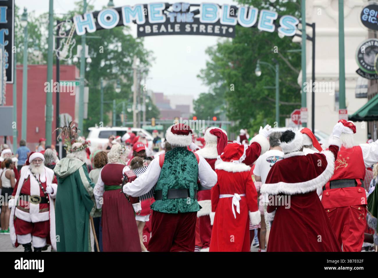 28 aprile 2024, Memphis, Tennessee, Stati Uniti: Centinaia di Santas provenienti da tutti gli Stati Uniti sono scesi al Renasant Convention Center durante la International Brotherhood of Real Bearded Santas (IBRBS) International Santa Celebration (ISC) a Memphis, Tennessee, dal 25 al 28 aprile 2024. L'evento è stato pieno di workshop, conferenze, venditori, terminando con una sfilata nella storica Beale Street. (Immagine di credito: © Karen Focht/ZUMA Press Wire) Foto Stock