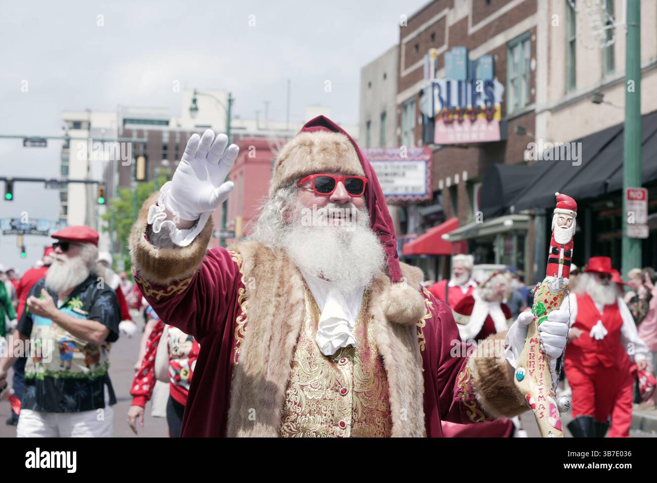 28 aprile 2024, Memphis, Tennessee, Stati Uniti: Centinaia di Santas provenienti da tutti gli Stati Uniti sono scesi al Renasant Convention Center durante la International Brotherhood of Real Bearded Santas (IBRBS) International Santa Celebration (ISC) a Memphis, Tennessee, dal 25 al 28 aprile 2024. L'evento è stato pieno di workshop, conferenze, venditori, terminando con una sfilata nella storica Beale Street. (Immagine di credito: © Karen Focht/ZUMA Press Wire) Foto Stock