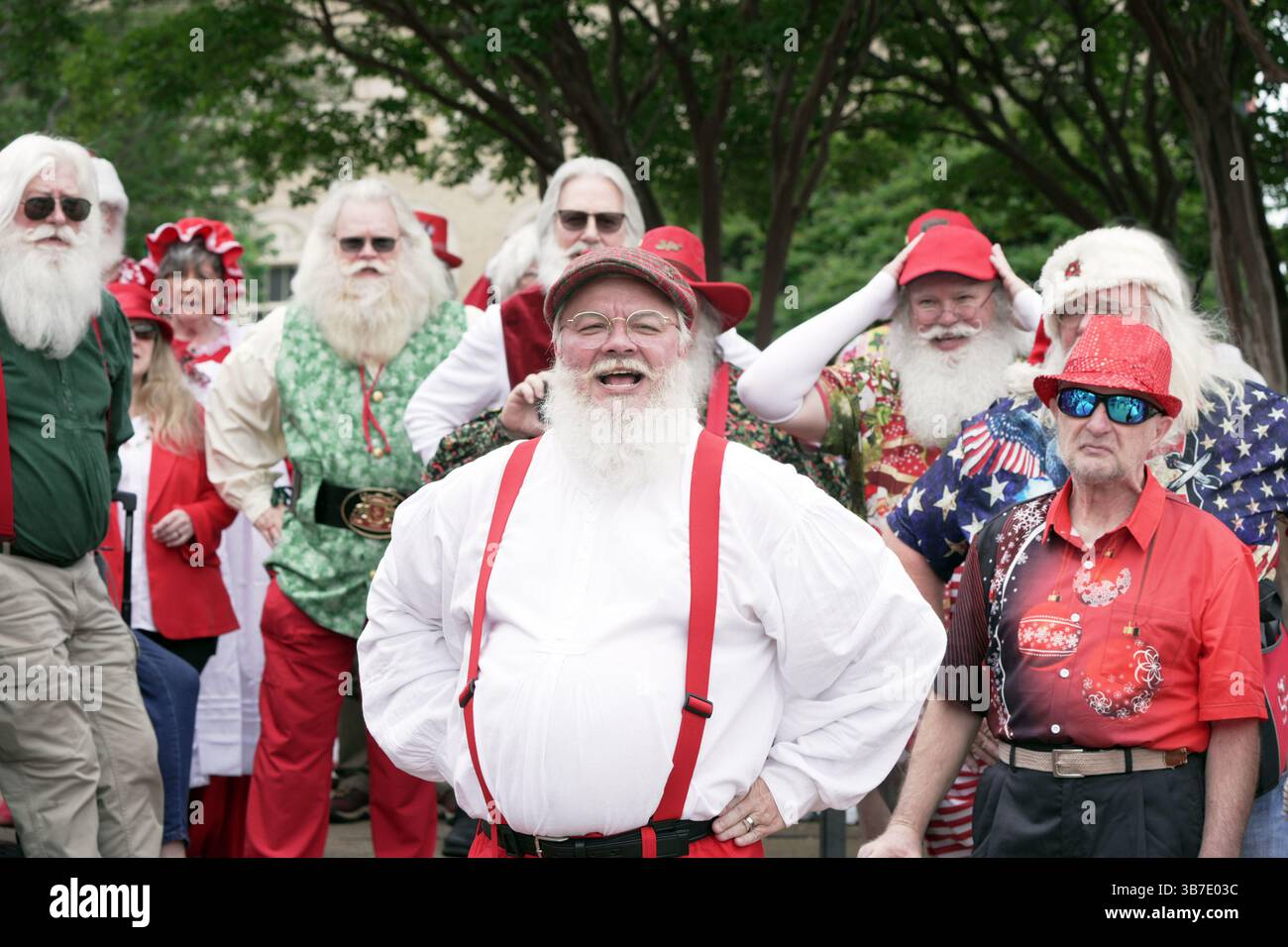 28 aprile 2024, Memphis, Tennessee, Stati Uniti: MICHAEL HERBIE BEURER conduce una danza mentre centinaia di santas provenienti da tutti gli Stati Uniti discendono al Renasant Convention Center durante la International Brotherhood of Real Bearded Santas (IBRBS) International Santa Celebration (ISC) a Memphis, Tennessee 25 - 28 aprile 2024. L'evento è stato pieno di workshop, conferenze, venditori, terminando con una sfilata nella storica Beale Street. (Immagine di credito: © Karen Focht/ZUMA Press Wire) Foto Stock
