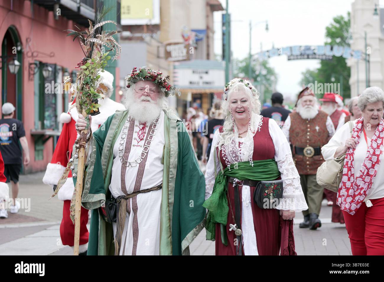28 aprile 2024, Memphis, Tennessee, Stati Uniti: Centinaia di Santas provenienti da tutti gli Stati Uniti sono scesi al Renasant Convention Center durante la International Brotherhood of Real Bearded Santas (IBRBS) International Santa Celebration (ISC) a Memphis, Tennessee, dal 25 al 28 aprile 2024. L'evento è stato pieno di workshop, conferenze, venditori, terminando con una sfilata nella storica Beale Street. (Immagine di credito: © Karen Focht/ZUMA Press Wire) Foto Stock