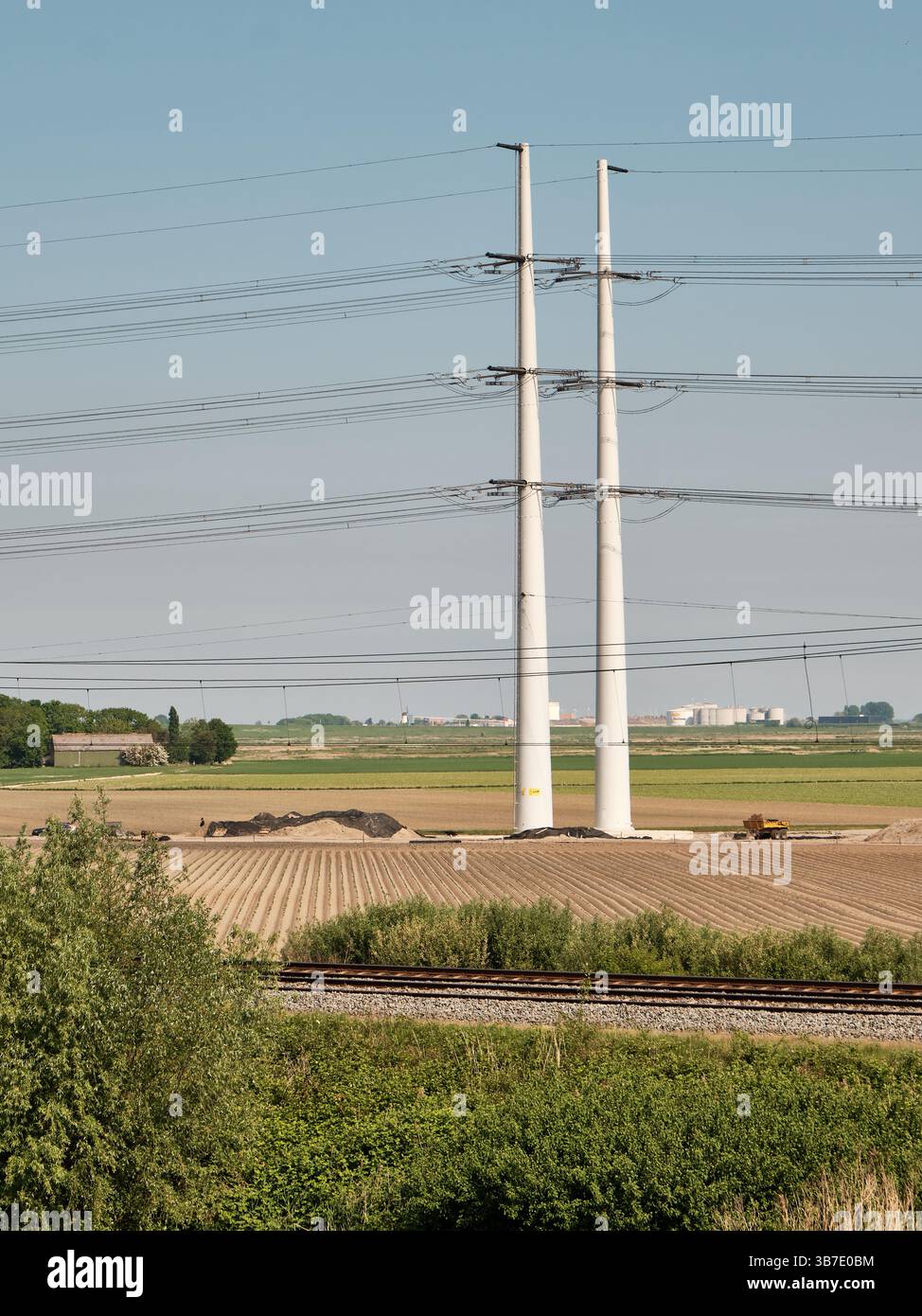 3 maggio 2025 - Yerseke-Paesi Bassi: Moderno albero ad alta tensione TenneT Wintrack lungo la linea ferroviaria in Zelanda, parte di una nuova rete elettrica a supporto del Foto Stock
