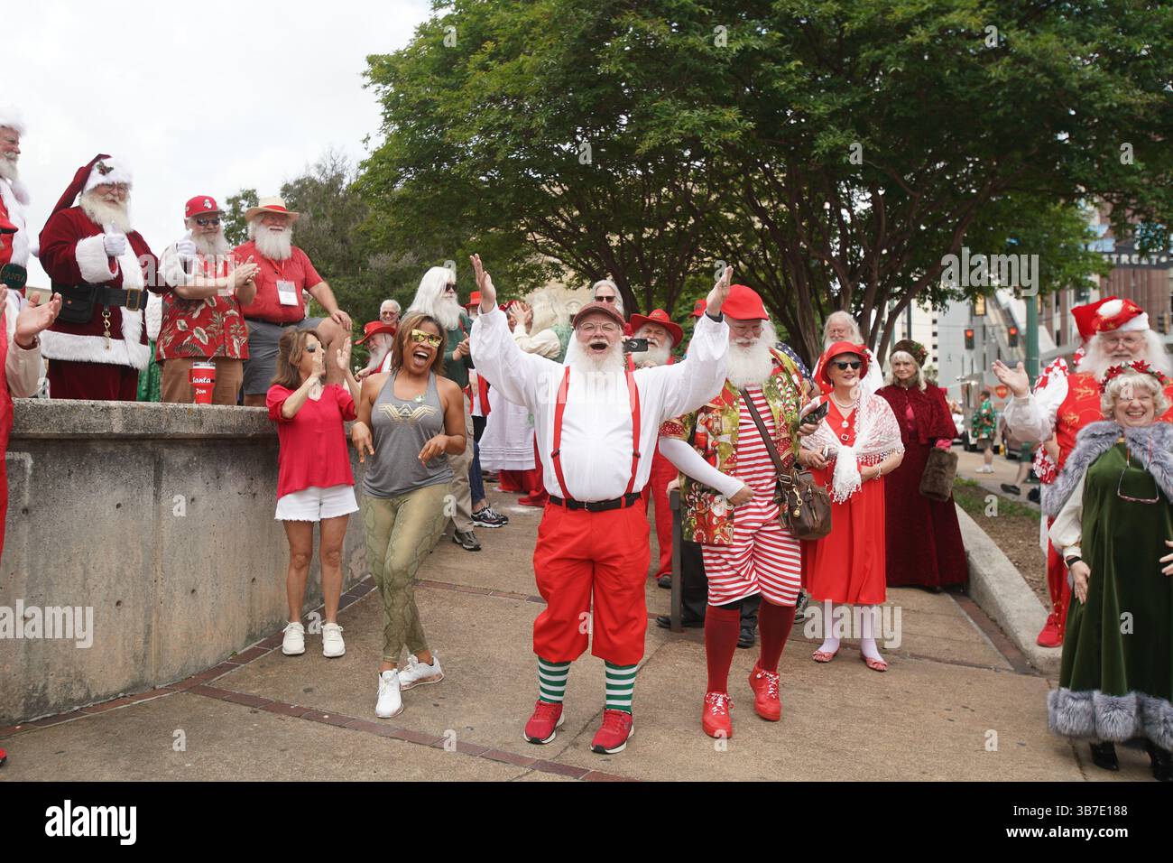 7 gennaio 2017, Memphis, Tennessee, Stati Uniti: MICHAEL HERBIE BEURER conduce una danza mentre centinaia di santi provenienti da tutti gli Stati Uniti discendono al Renasant Convention Center durante la International Brotherhood of Real Bearded Santas (IBRBS) International Santa Celebration (ISC) a Memphis, Tennessee, 25-28 aprile 2024. L'evento è stato pieno di workshop, conferenze, venditori, terminando con una sfilata nella storica Beale Street. (Immagine di credito: © Karen Focht/ZUMA Press Wire) Foto Stock