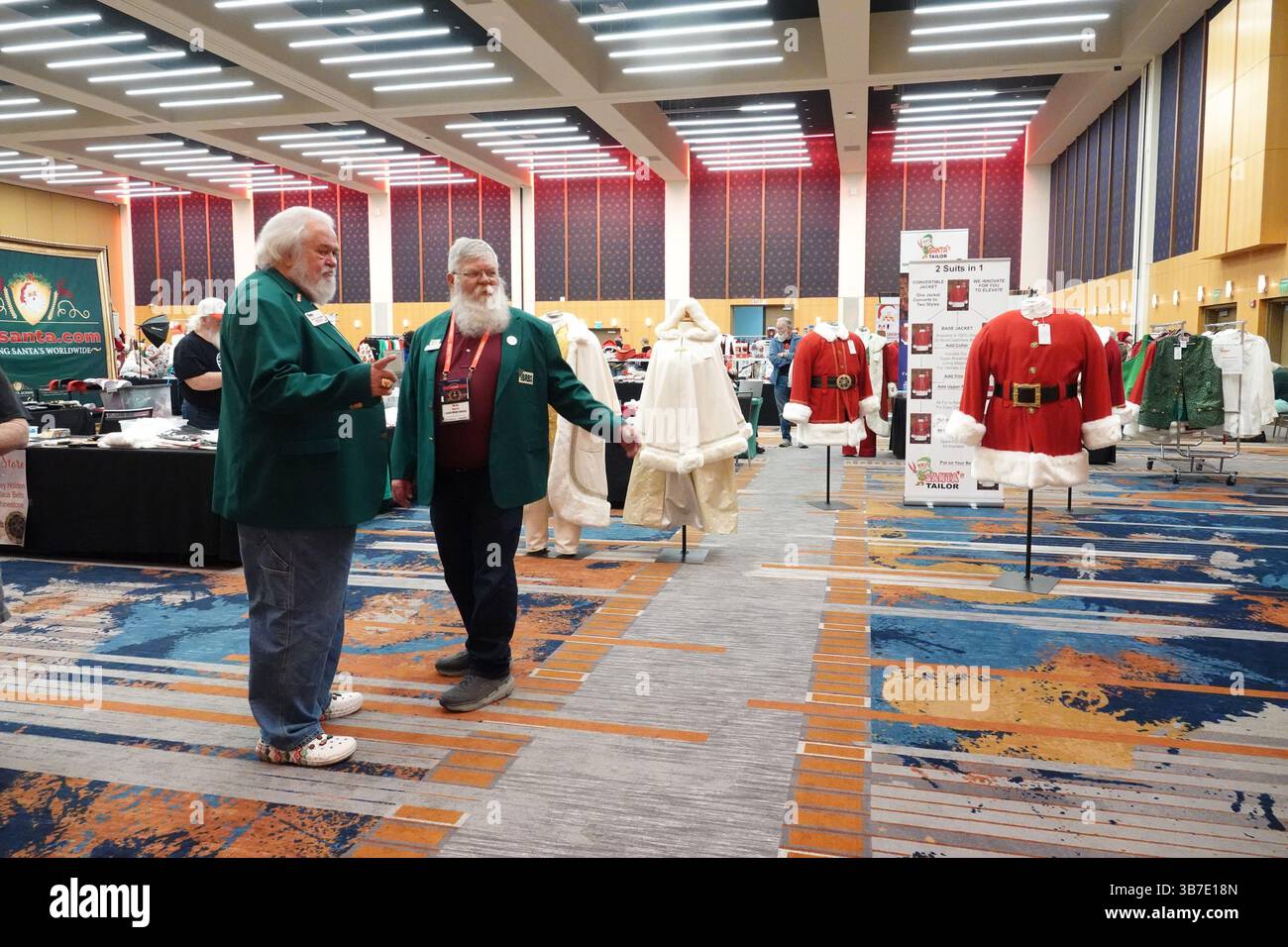 7 gennaio 2017, Memphis, Tennessee, Stati Uniti: Centinaia di Santas provenienti da tutti gli Stati Uniti sono scesi al Renasant Convention Center durante la International Brotherhood of Real Bearded Santas (IBRBS) International Santa Celebration (ISC) a Memphis, Tennessee, dal 25 al 28 aprile 2024. L'evento è stato pieno di workshop, conferenze, venditori, terminando con una sfilata nella storica Beale Street. (Immagine di credito: © Karen Focht/ZUMA Press Wire) Foto Stock