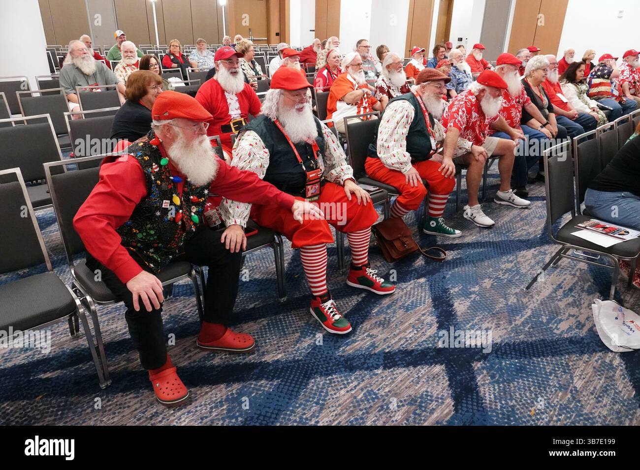 8 gennaio 2017, Memphis, Tennessee, Stati Uniti: Centinaia di Santas provenienti da tutti gli Stati Uniti sono scesi al Renasant Convention Center durante la International Brotherhood of Real Bearded Santas (IBRBS) International Santa Celebration (ISC) a Memphis, Tennessee, dal 25 al 28 aprile 2024. L'evento è stato pieno di workshop, conferenze, venditori, terminando con una sfilata nella storica Beale Street. (Immagine di credito: © Karen Focht/ZUMA Press Wire) Foto Stock