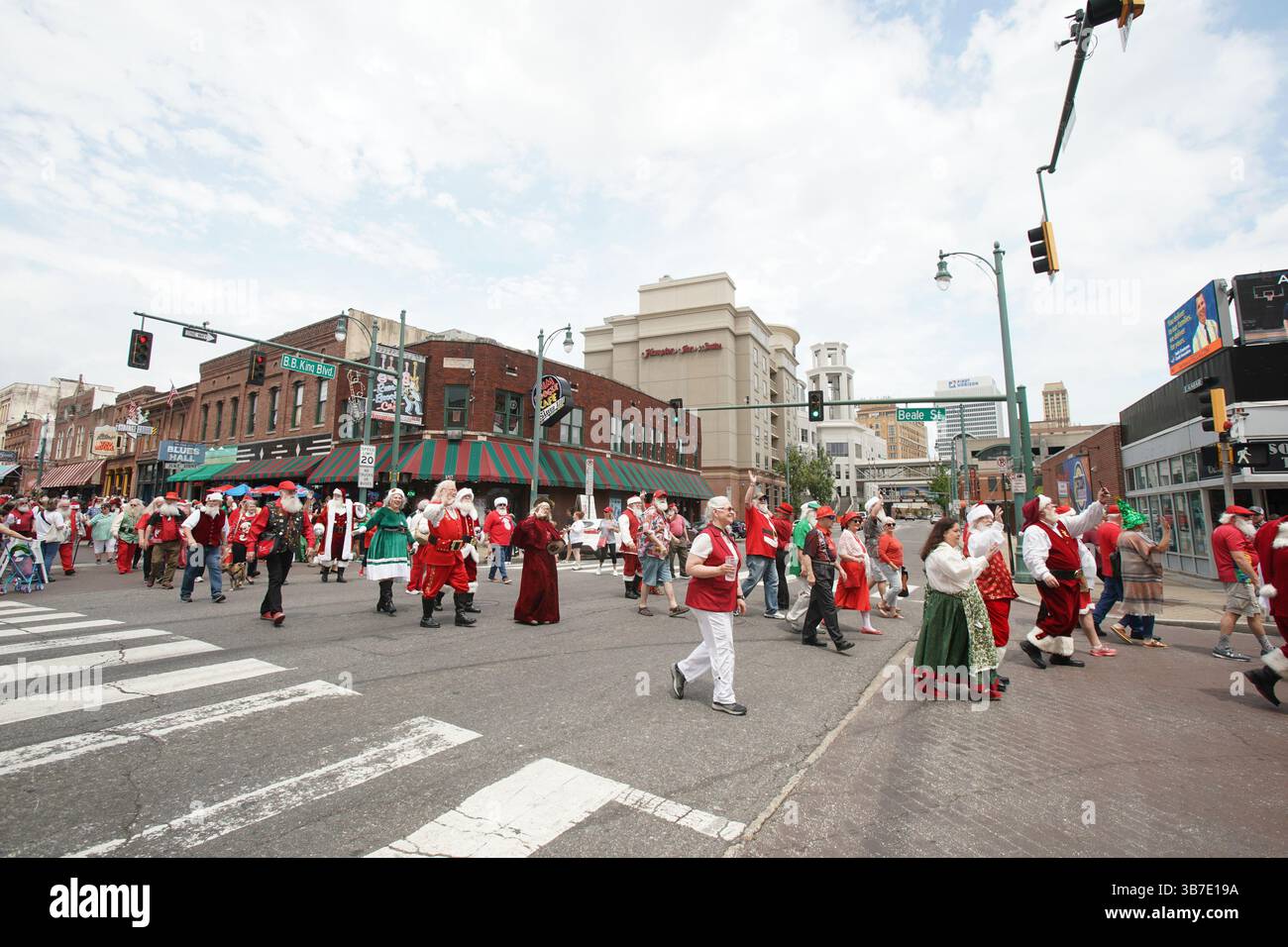 7 gennaio 2017, Memphis, Tennessee, Stati Uniti: Centinaia di Santas provenienti da tutti gli Stati Uniti sono scesi al Renasant Convention Center durante la International Brotherhood of Real Bearded Santas (IBRBS) International Santa Celebration (ISC) a Memphis, Tennessee, dal 25 al 28 aprile 2024. L'evento è stato pieno di workshop, conferenze, venditori, terminando con una sfilata nella storica Beale Street. (Immagine di credito: © Karen Focht/ZUMA Press Wire) Foto Stock