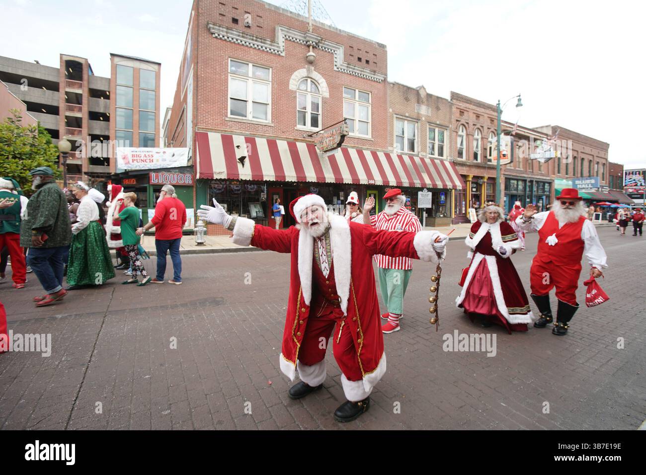 7 gennaio 2017, Memphis, Tennessee, Stati Uniti: Centinaia di Santas provenienti da tutti gli Stati Uniti sono scesi al Renasant Convention Center durante la International Brotherhood of Real Bearded Santas (IBRBS) International Santa Celebration (ISC) a Memphis, Tennessee, dal 25 al 28 aprile 2024. L'evento è stato pieno di workshop, conferenze, venditori, terminando con una sfilata nella storica Beale Street. (Immagine di credito: © Karen Focht/ZUMA Press Wire) Foto Stock