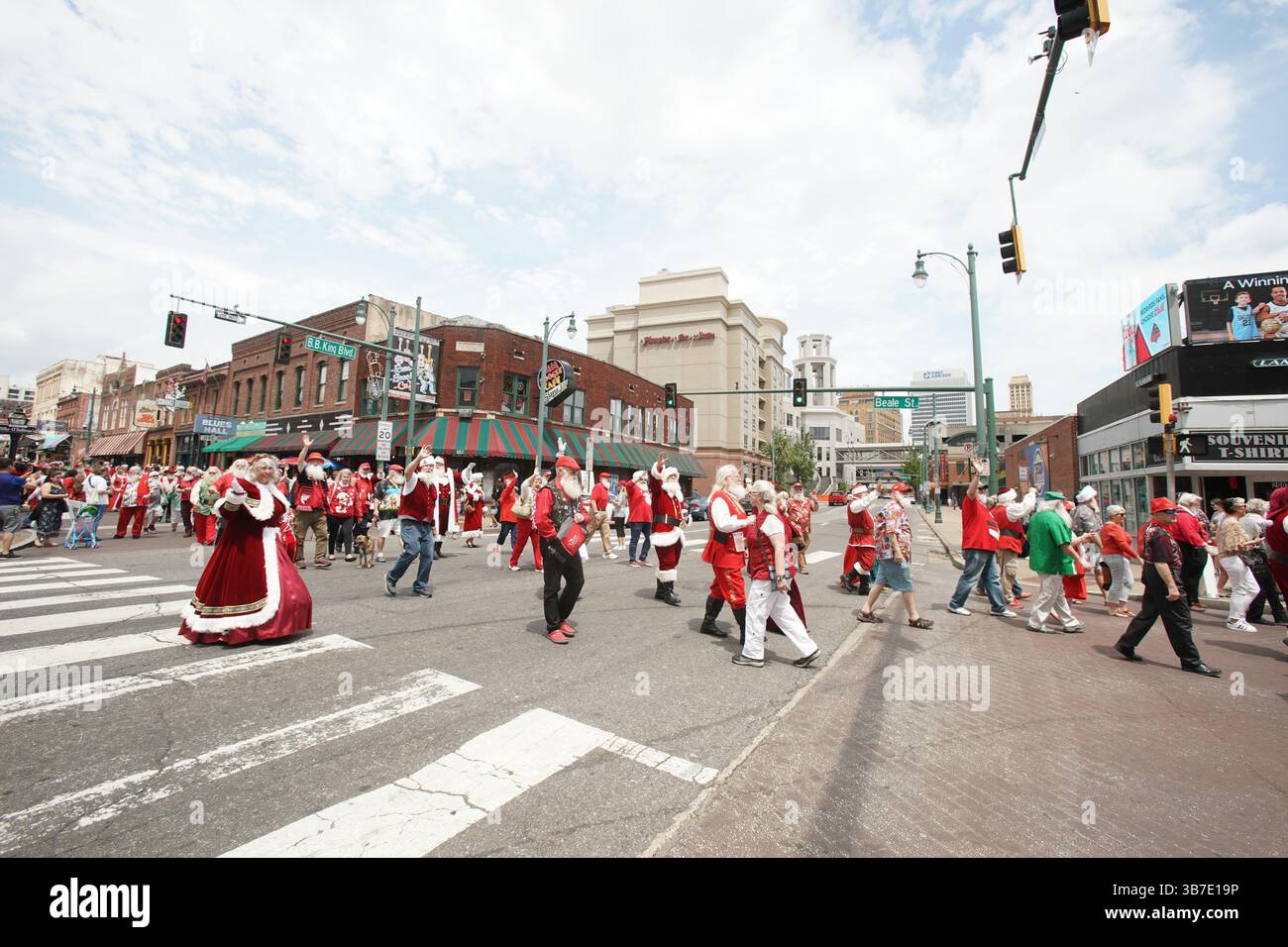 7 gennaio 2017, Memphis, Tennessee, Stati Uniti: Centinaia di Santas provenienti da tutti gli Stati Uniti sono scesi al Renasant Convention Center durante la International Brotherhood of Real Bearded Santas (IBRBS) International Santa Celebration (ISC) a Memphis, Tennessee, dal 25 al 28 aprile 2024. L'evento è stato pieno di workshop, conferenze, venditori, terminando con una sfilata nella storica Beale Street. (Immagine di credito: © Karen Focht/ZUMA Press Wire) Foto Stock