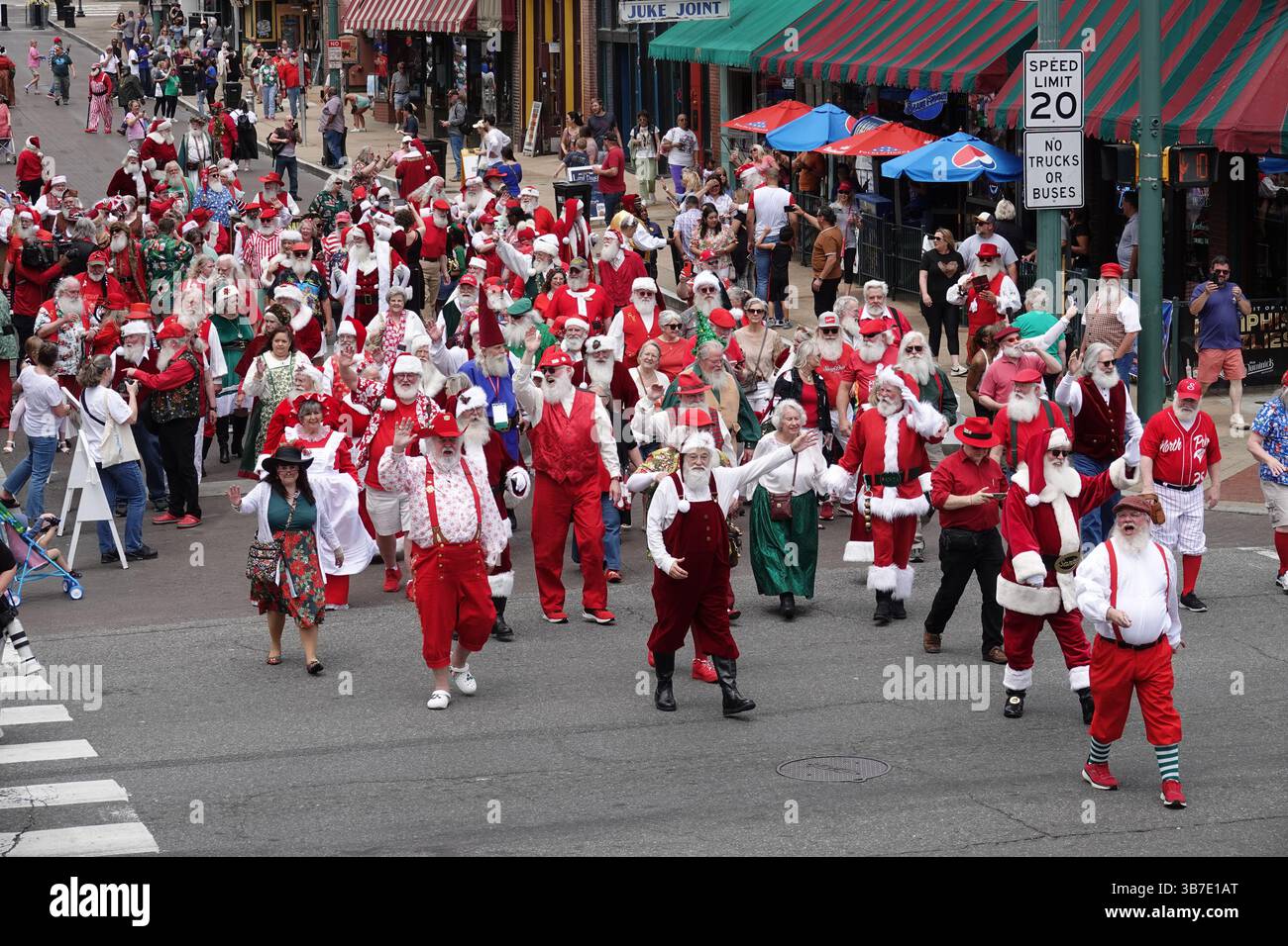10 gennaio 2017, Memphis, Tennessee, Stati Uniti: Centinaia di Santas provenienti da tutti gli Stati Uniti sono scesi al Renasant Convention Center durante l'International Brotherhood of Real Bearded Santas (IBRBS) International Santa Celebration (ISC) a Memphis, Tennessee, 25-28 aprile 2024. L'evento è stato pieno di workshop, conferenze, venditori, terminando con una sfilata nella storica Beale Street. (Immagine di credito: © Karen Focht/ZUMA Press Wire) Foto Stock