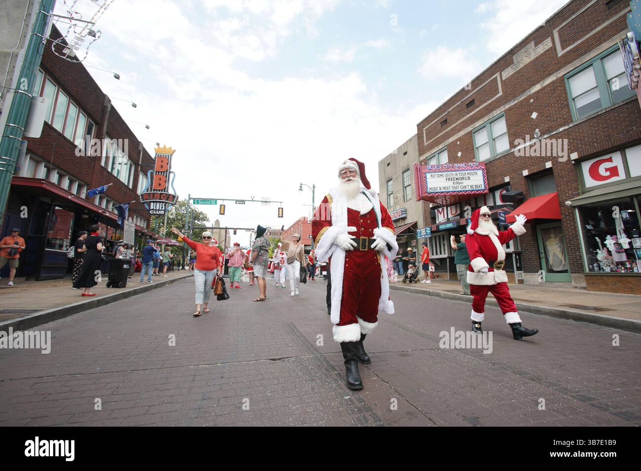 7 gennaio 2017, Memphis, Tennessee, Stati Uniti: Centinaia di Santas provenienti da tutti gli Stati Uniti sono scesi al Renasant Convention Center durante la International Brotherhood of Real Bearded Santas (IBRBS) International Santa Celebration (ISC) a Memphis, Tennessee, dal 25 al 28 aprile 2024. L'evento è stato pieno di workshop, conferenze, venditori, terminando con una sfilata nella storica Beale Street. (Immagine di credito: © Karen Focht/ZUMA Press Wire) Foto Stock