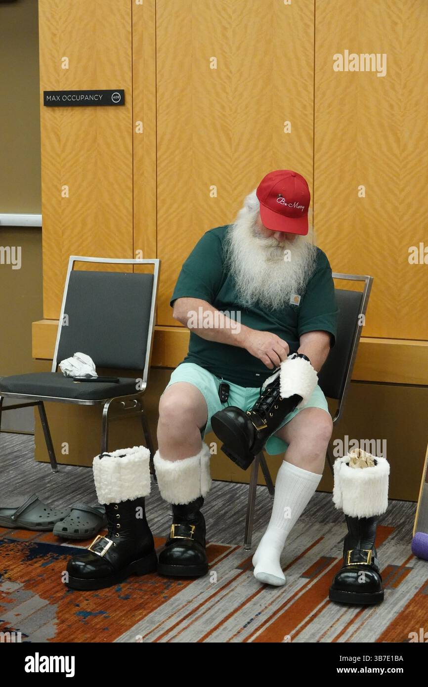 7 gennaio 2017, Memphis, Tennessee, Stati Uniti: Centinaia di Santas provenienti da tutti gli Stati Uniti sono scesi al Renasant Convention Center durante la International Brotherhood of Real Bearded Santas (IBRBS) International Santa Celebration (ISC) a Memphis, Tennessee, dal 25 al 28 aprile 2024. L'evento è stato pieno di workshop, conferenze, venditori, terminando con una sfilata nella storica Beale Street. (Immagine di credito: © Karen Focht/ZUMA Press Wire) Foto Stock