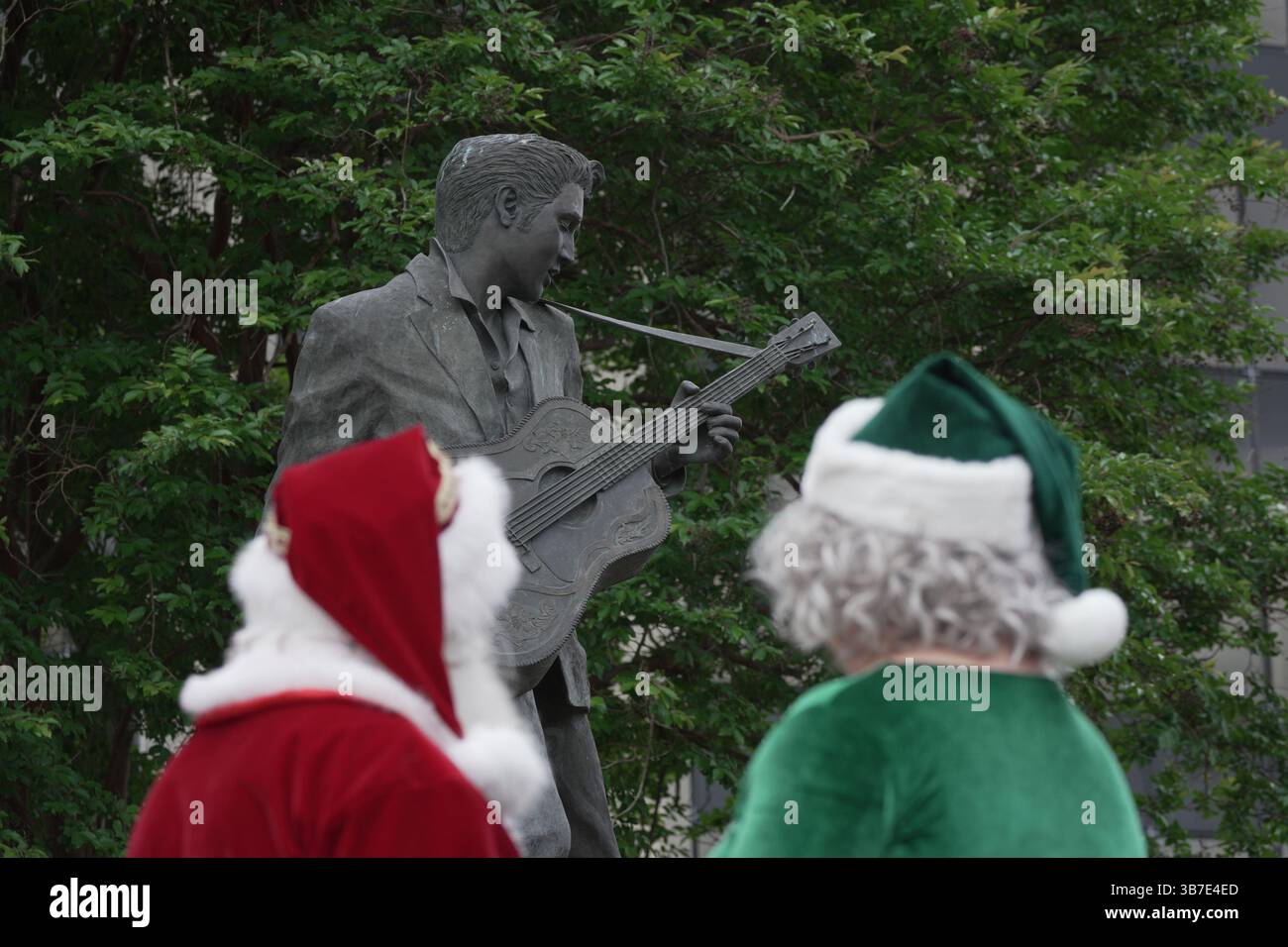 28 aprile 2024, Memphis, Tennessee, Stati Uniti: Centinaia di Santas provenienti da tutti gli Stati Uniti sono scesi al Renasant Convention Center durante la International Brotherhood of Real Bearded Santas (IBRBS) International Santa Celebration (ISC) a Memphis, Tennessee, dal 25 al 28 aprile 2024. L'evento è stato pieno di workshop, conferenze, venditori, terminando con una sfilata nella storica Beale Street. (Immagine di credito: © Karen Focht/ZUMA Press Wire) Foto Stock