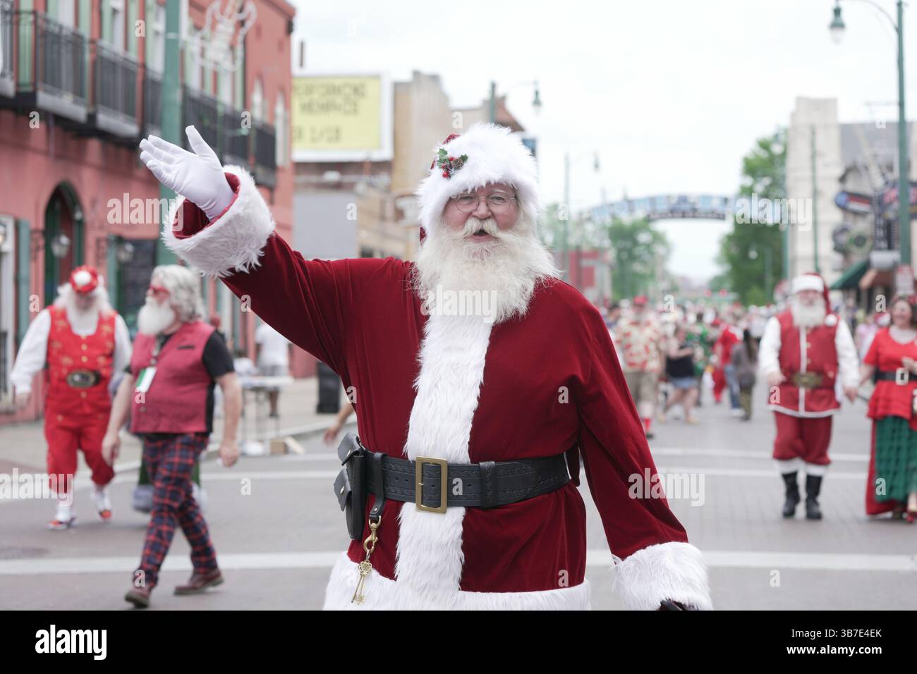 28 aprile 2024, Memphis, Tennessee, Stati Uniti: Centinaia di Santas provenienti da tutti gli Stati Uniti sono scesi al Renasant Convention Center durante la International Brotherhood of Real Bearded Santas (IBRBS) International Santa Celebration (ISC) a Memphis, Tennessee, dal 25 al 28 aprile 2024. L'evento è stato pieno di workshop, conferenze, venditori, terminando con una sfilata nella storica Beale Street. (Immagine di credito: © Karen Focht/ZUMA Press Wire) Foto Stock