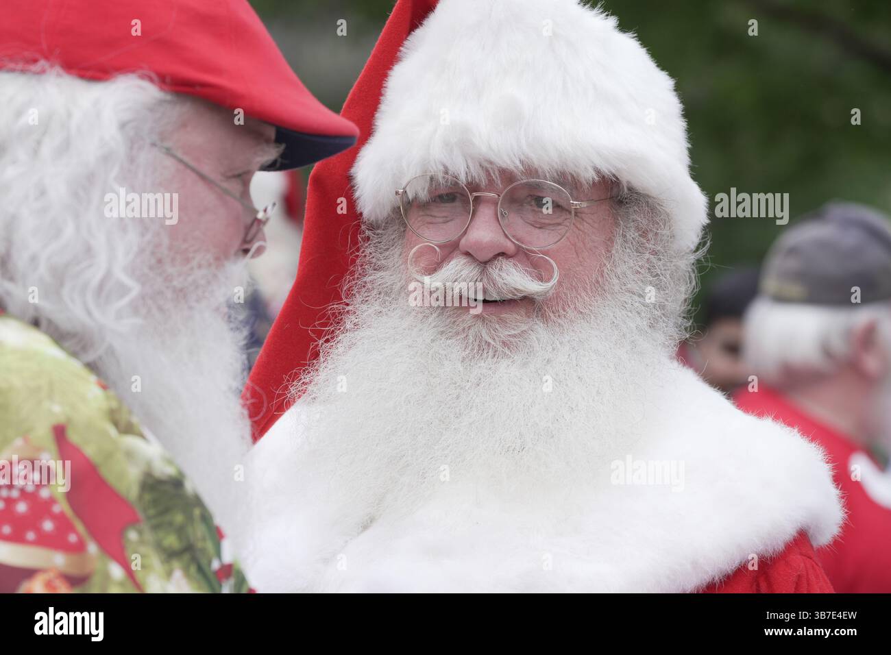 28 aprile 2024, Memphis, Tennessee, Stati Uniti: Centinaia di Santas provenienti da tutti gli Stati Uniti sono scesi al Renasant Convention Center durante la International Brotherhood of Real Bearded Santas (IBRBS) International Santa Celebration (ISC) a Memphis, Tennessee, dal 25 al 28 aprile 2024. L'evento è stato pieno di workshop, conferenze, venditori, terminando con una sfilata nella storica Beale Street. (Immagine di credito: © Karen Focht/ZUMA Press Wire) Foto Stock