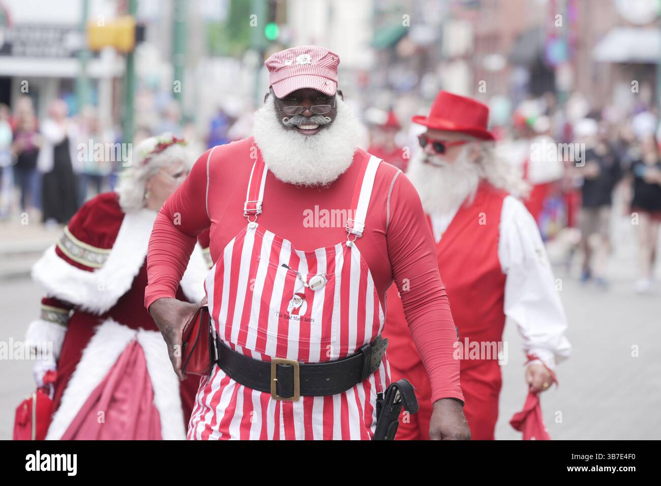 28 aprile 2024, Memphis, Tennessee, Stati Uniti: Centinaia di Santas provenienti da tutti gli Stati Uniti sono scesi al Renasant Convention Center durante la International Brotherhood of Real Bearded Santas (IBRBS) International Santa Celebration (ISC) a Memphis, Tennessee, dal 25 al 28 aprile 2024. L'evento è stato pieno di workshop, conferenze, venditori, terminando con una sfilata nella storica Beale Street. (Immagine di credito: © Karen Focht/ZUMA Press Wire) Foto Stock